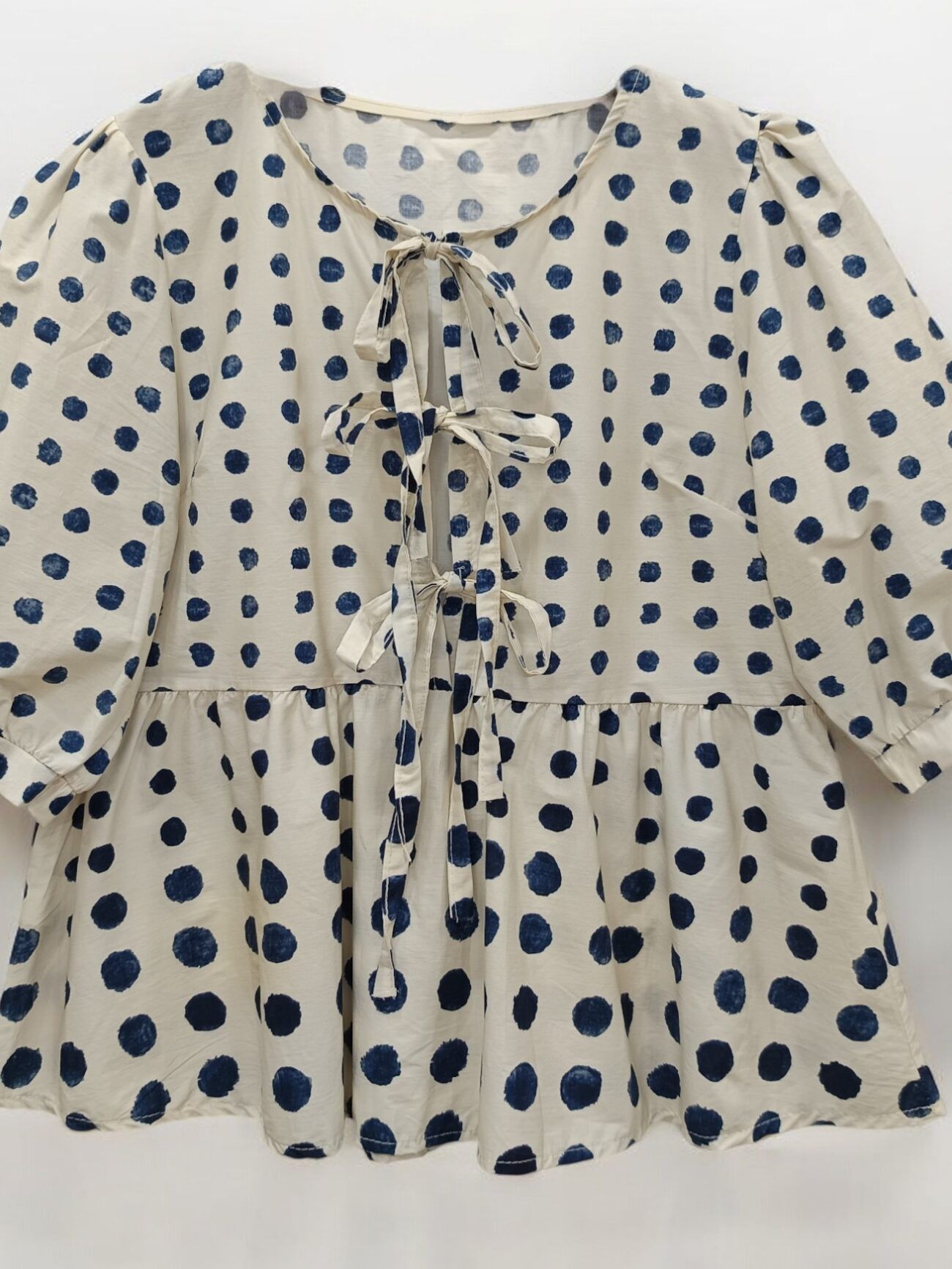 Blusa de lunares con lazos en escote