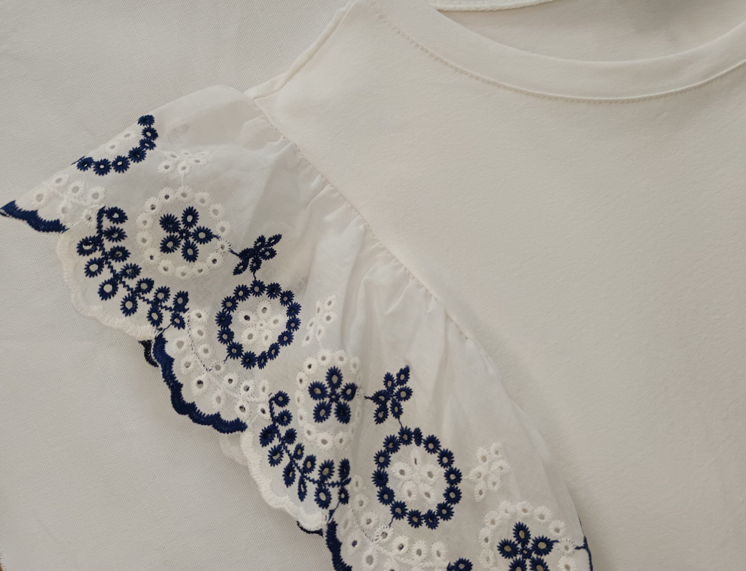 Camiseta algodón mujer blanca con mangas bordadas - Imagen 2