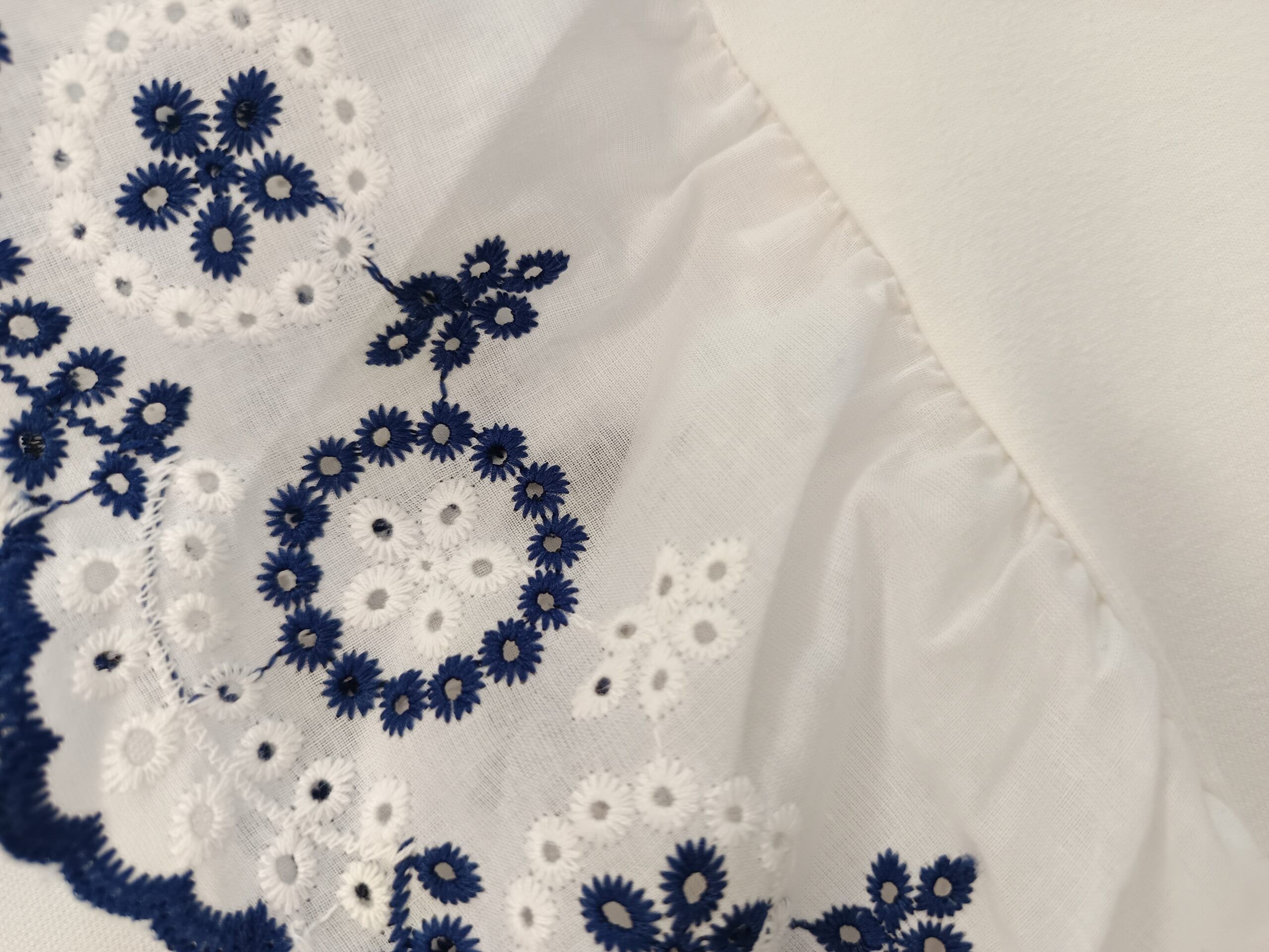 Camiseta algodón mujer blanca con mangas bordadas - Imagen 3