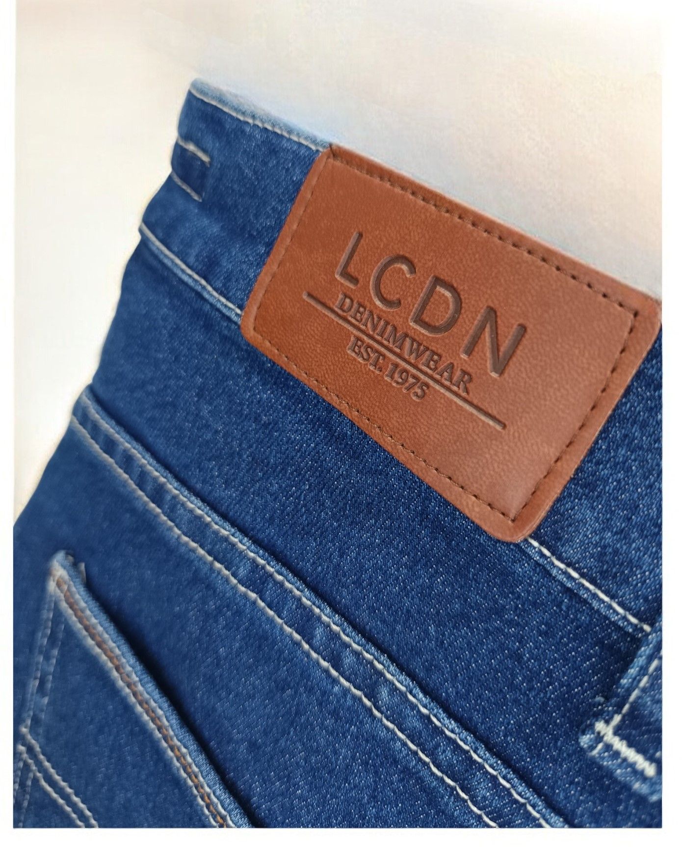 Pantalón vaquero elástico corte regular de tiro alto LCDN hombre - Imagen 2