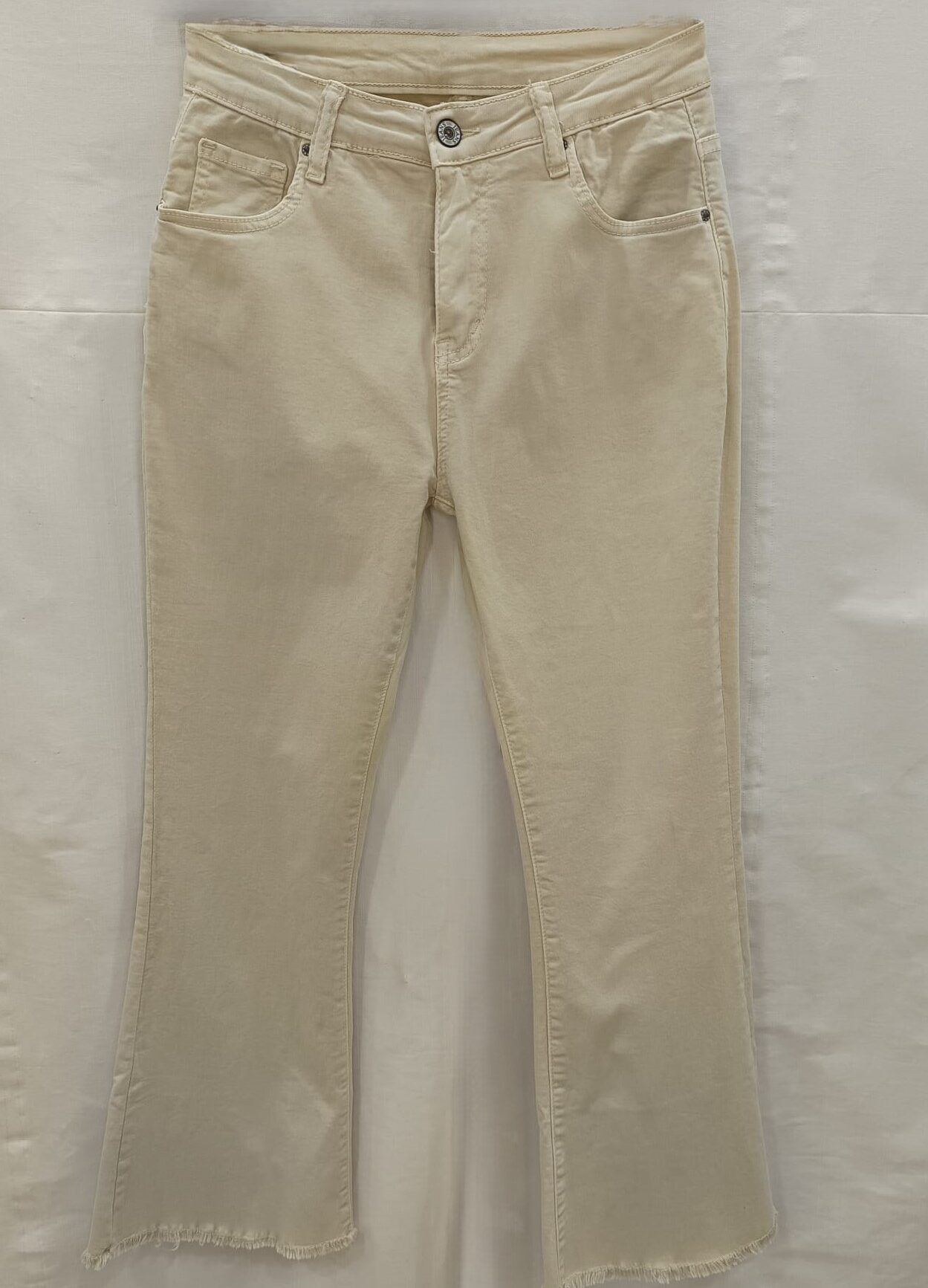 Pantalón vaquero elástico beige acampanado tobillero mujer