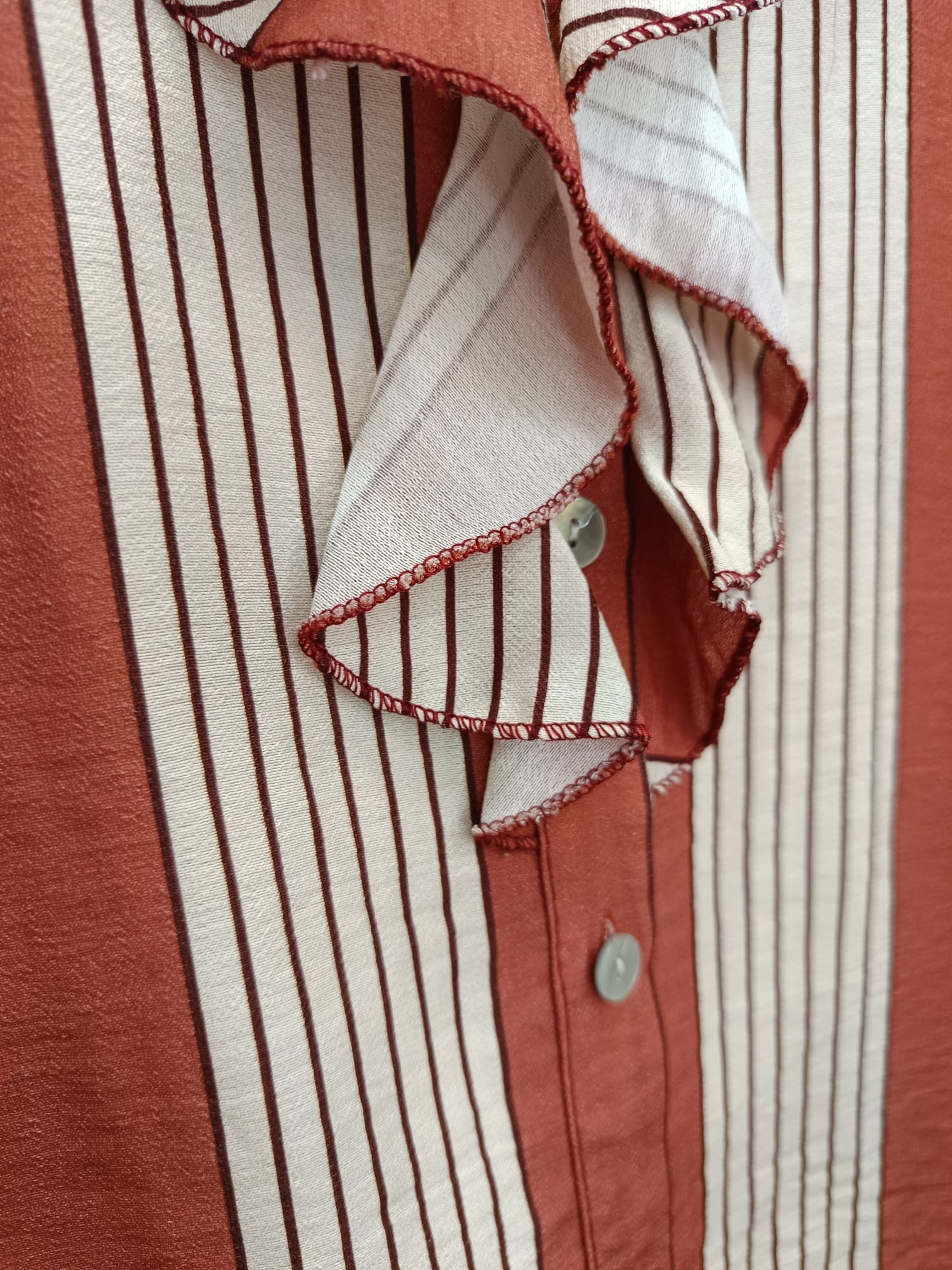 Blusa de rayas con volantes en cascada y manga larga - Imagen 3