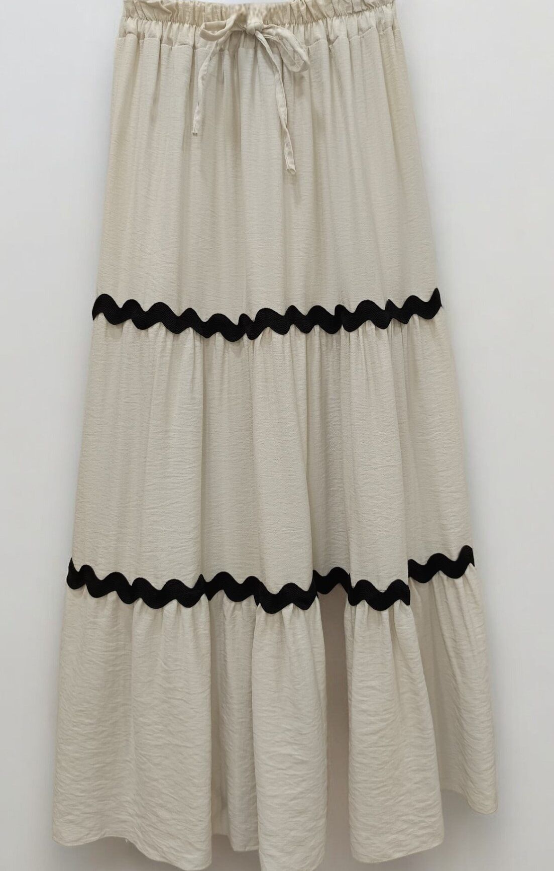 Falda midi fluida mujer beige con volantes y piquillo negro