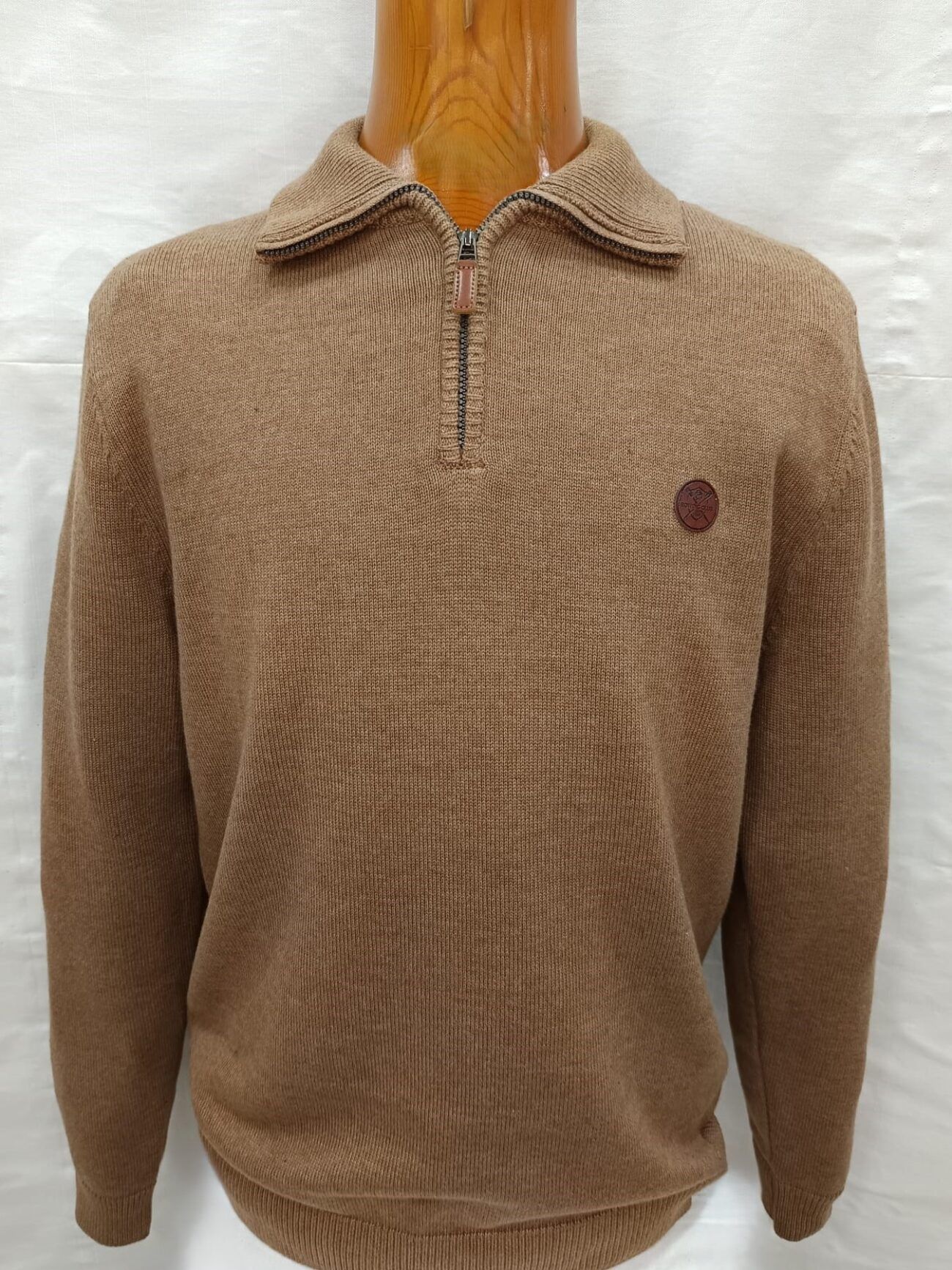 Jersey de algodón media cremallera cuello polo camel hombre