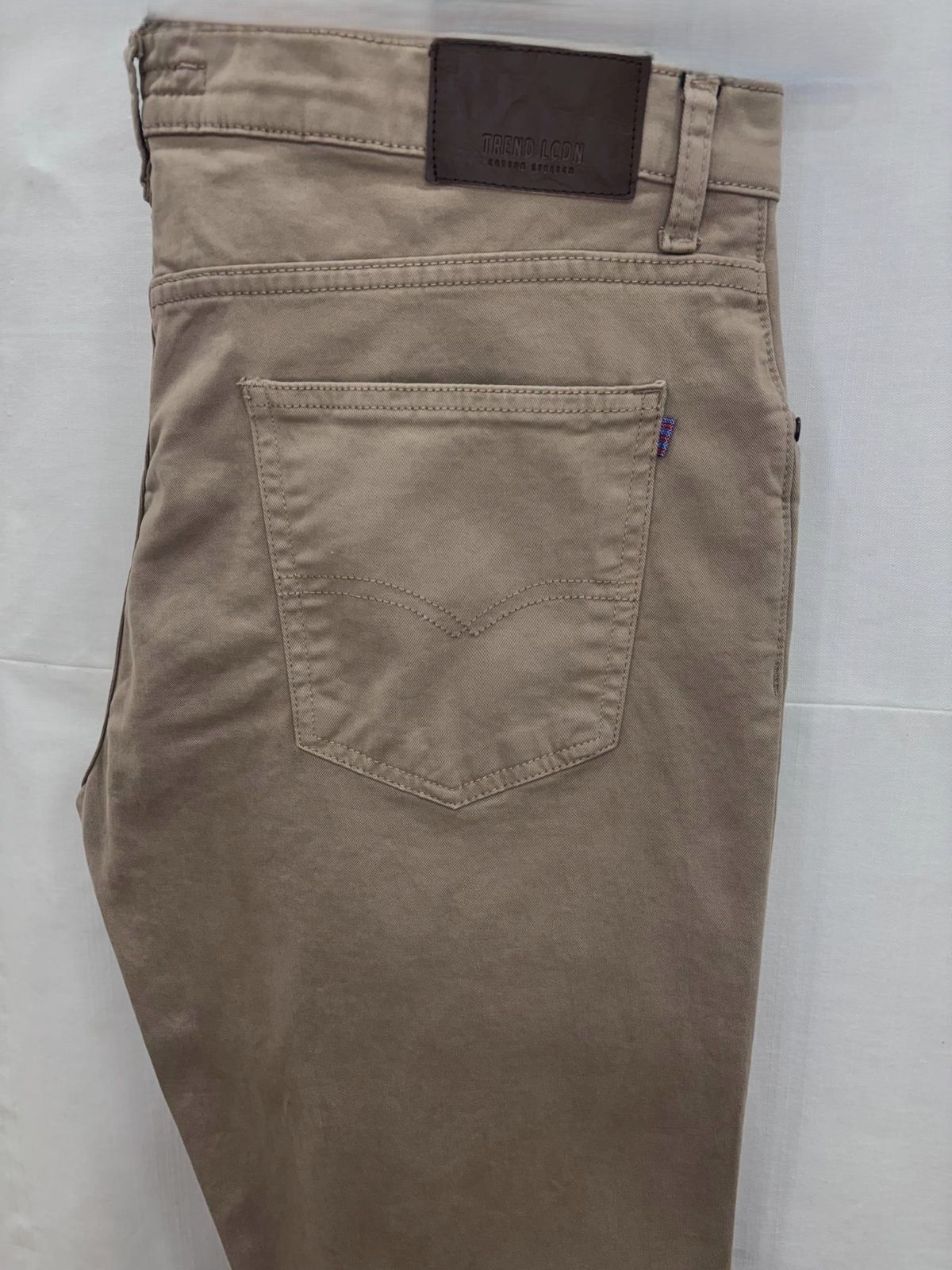 Pantalón beige de algodón corte regular LCDN hombre - Imagen 2