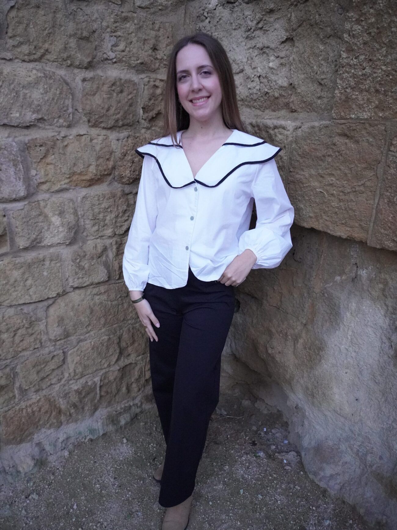 Blusa algodón camisera con ribete negro y manga abullonada