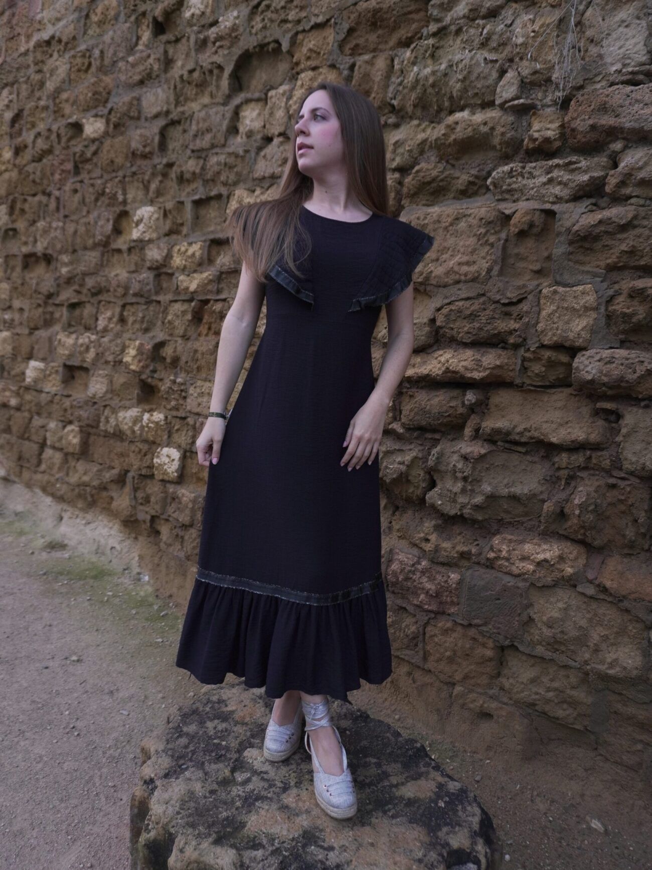 Vestido negro midi de sisa con capa para mujer