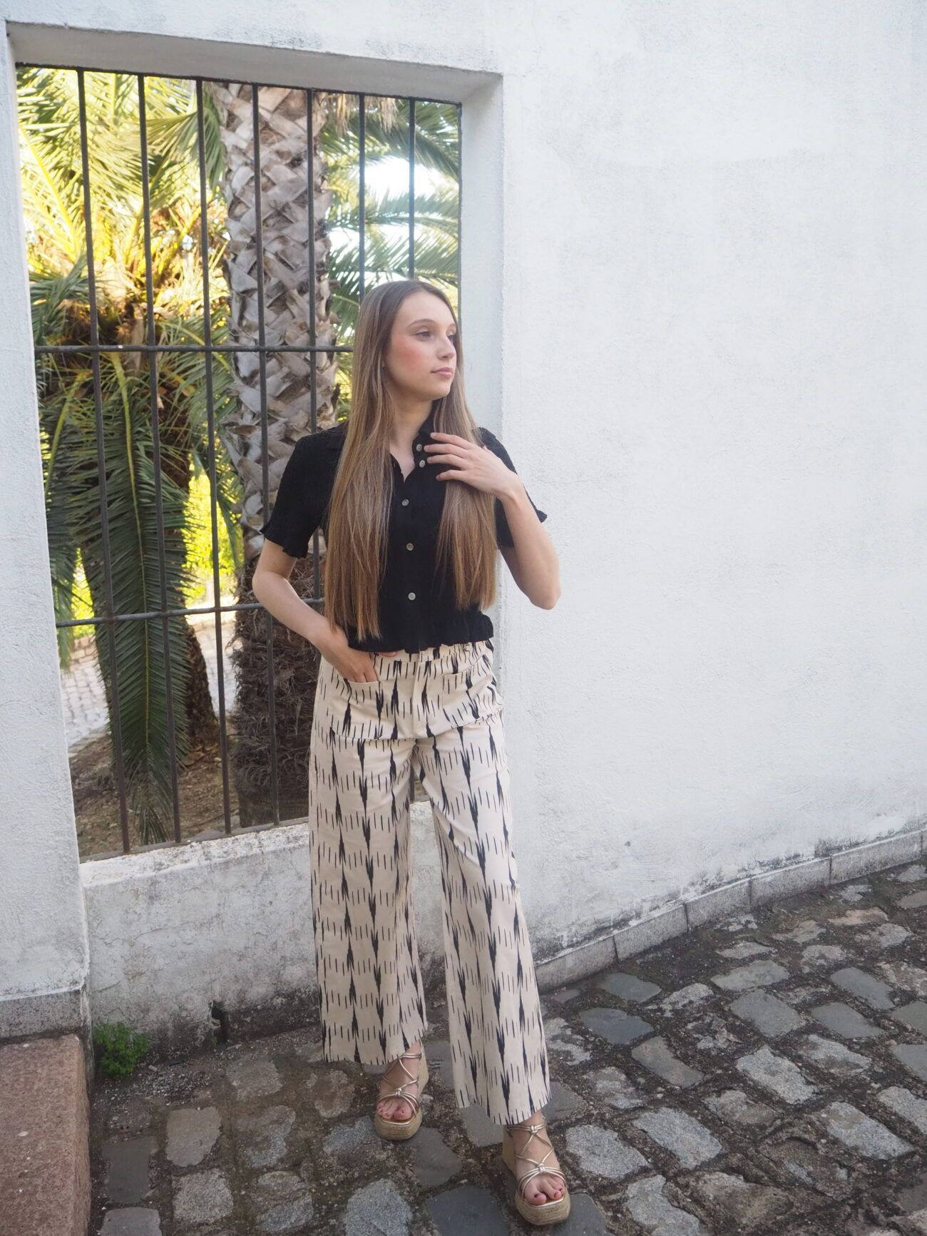 Pantalón estampado recto con bolsillo parche mujer