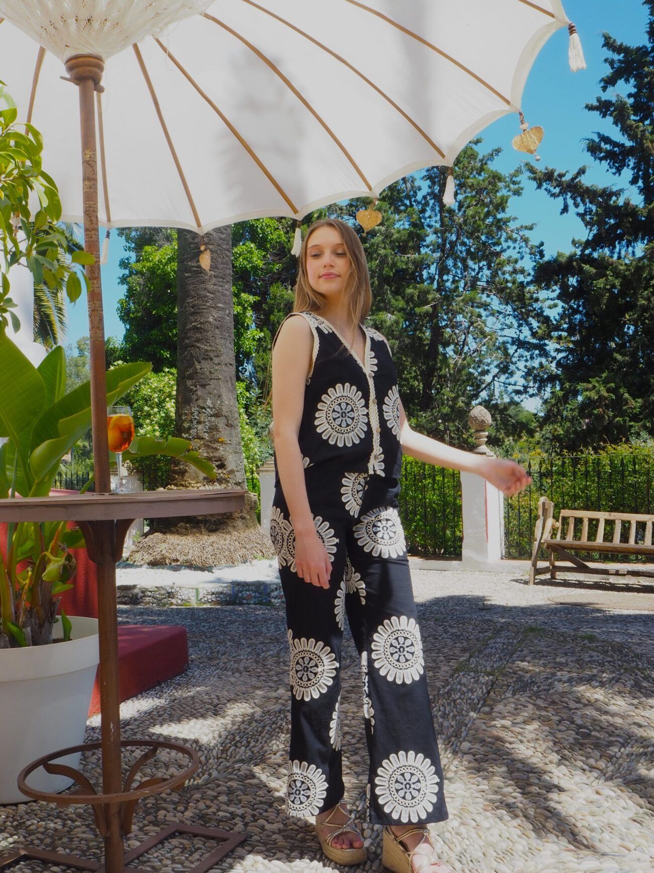 Conjunto chaleco y pantalón negro bordado algodón mujer