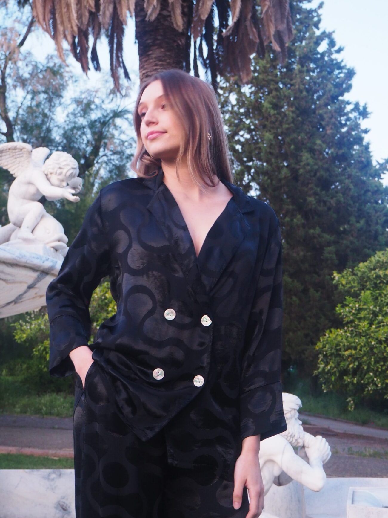 Chaqueta cruzada saten doble botonadura y solapa negra