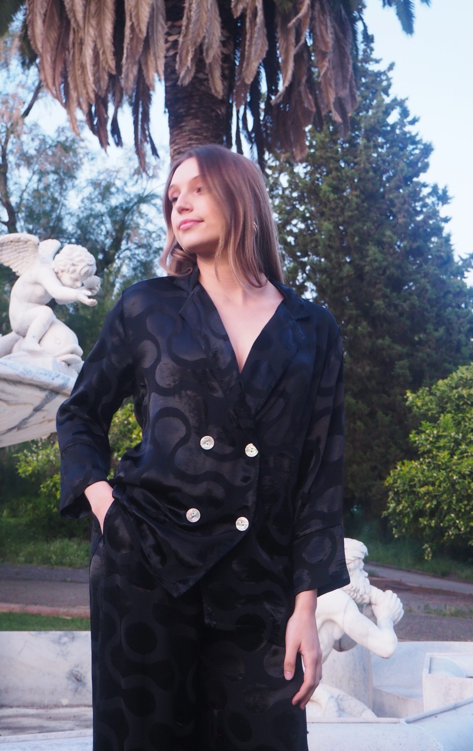 Chaqueta cruzada saten doble botonadura y solapa negra