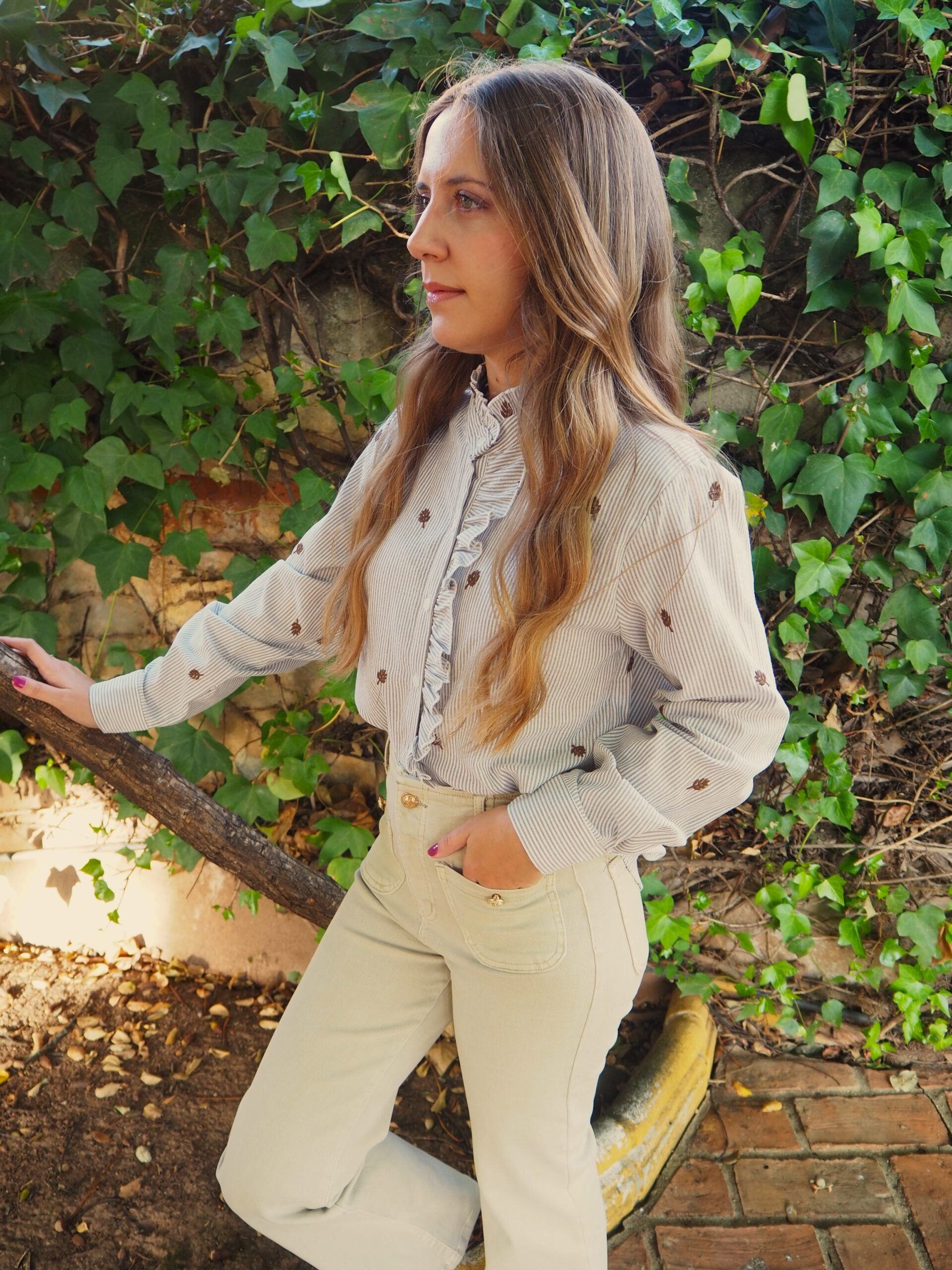 Blusa de rayas con bordado y cuello alzado mujer - Imagen 4