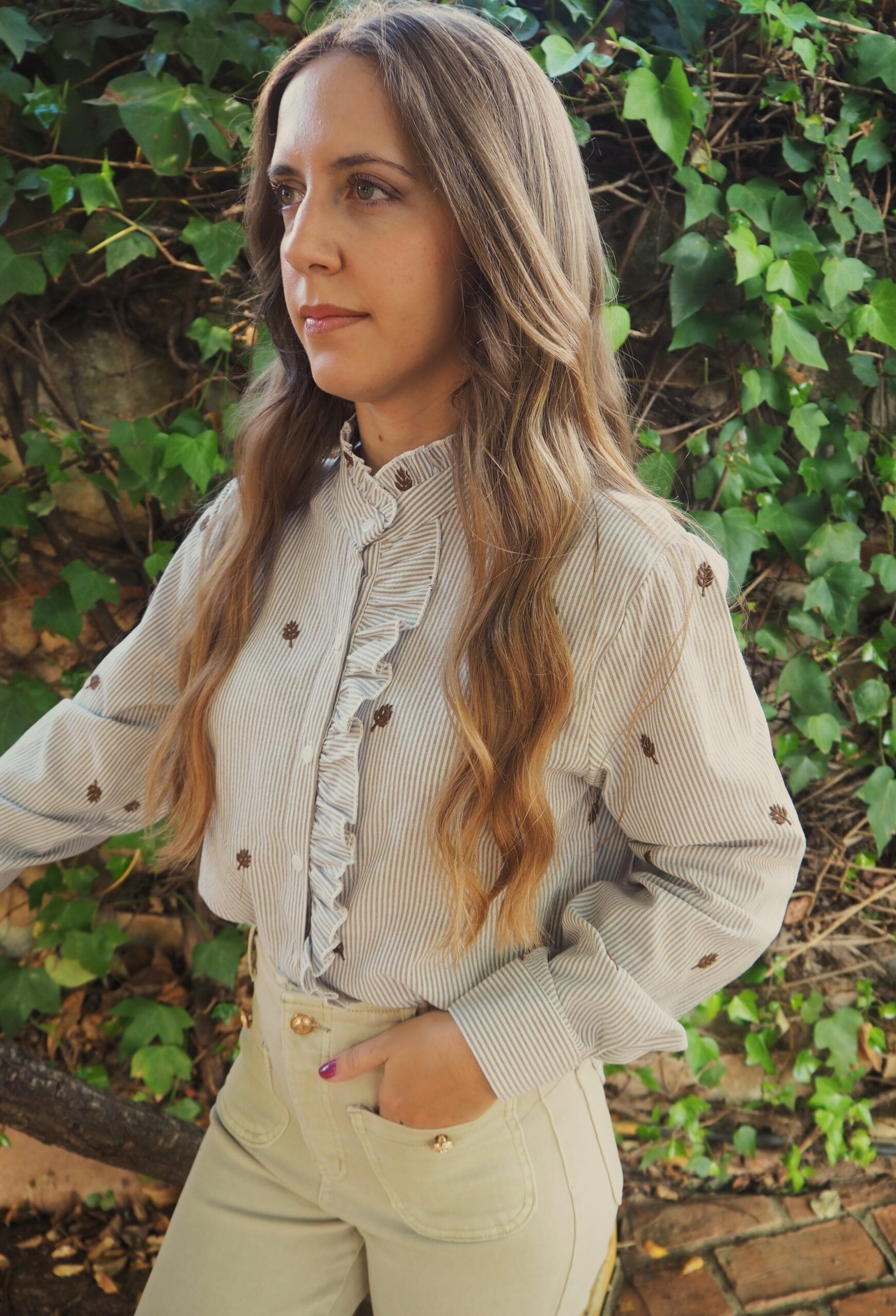 Blusa de rayas con bordado y cuello alzado mujer - Imagen 3