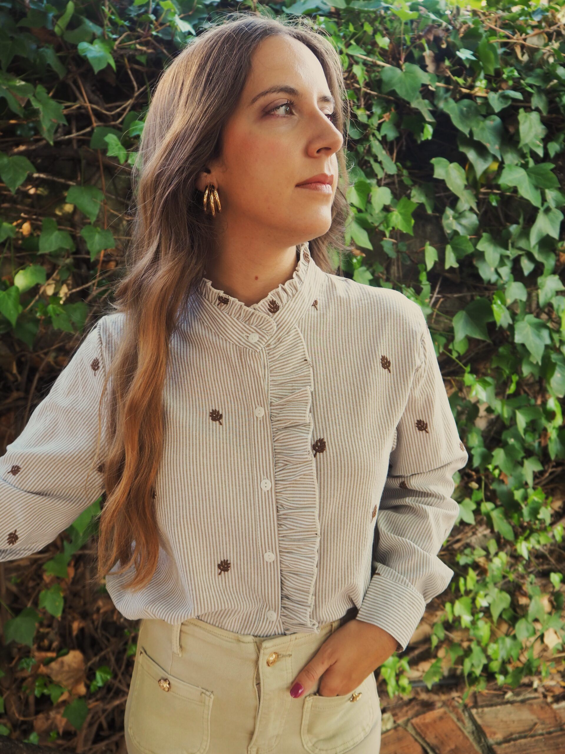 Blusa de rayas con bordado y cuello alzado mujer - Imagen 5