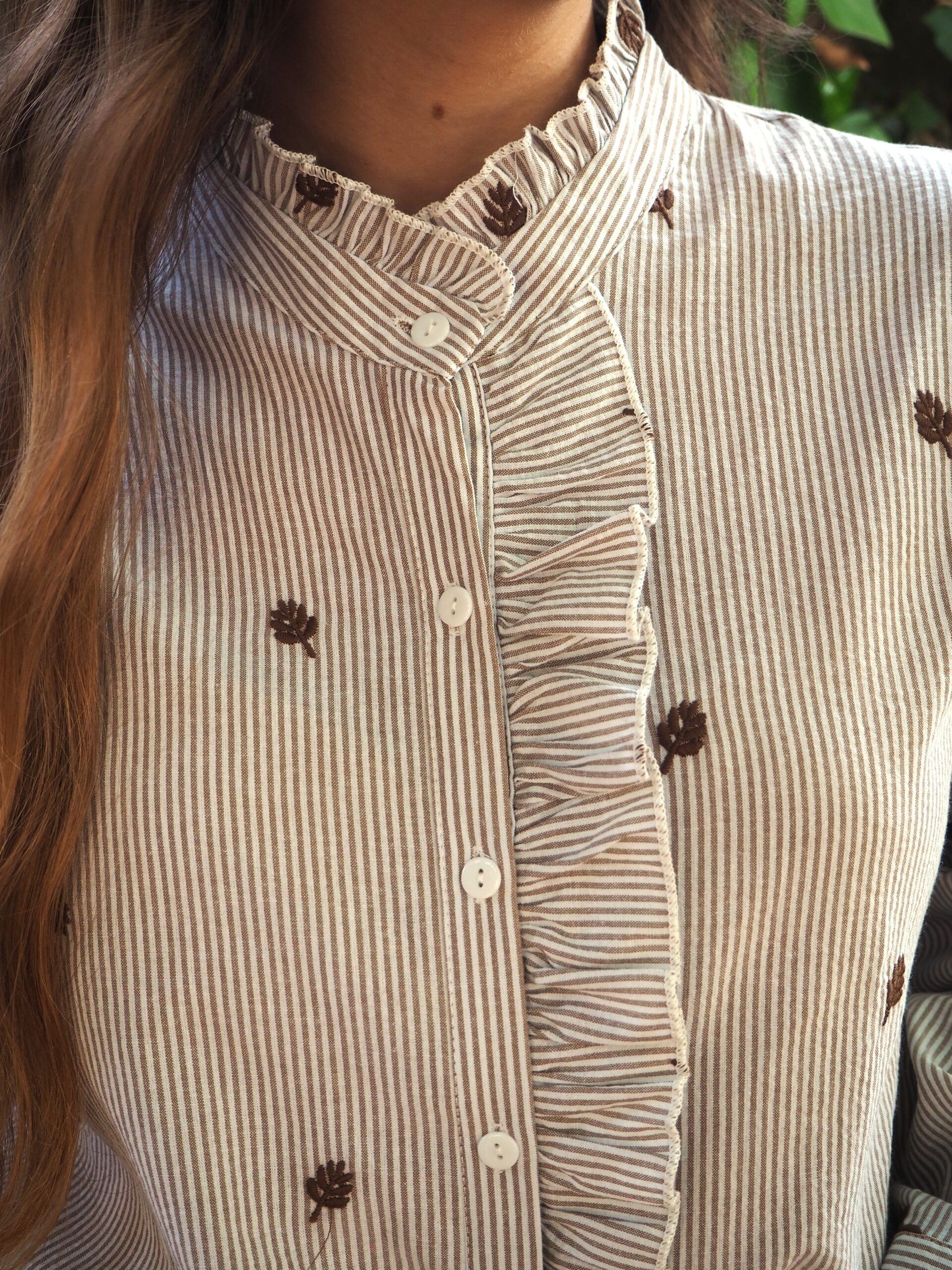 Blusa de rayas con bordado y cuello alzado mujer - Imagen 2