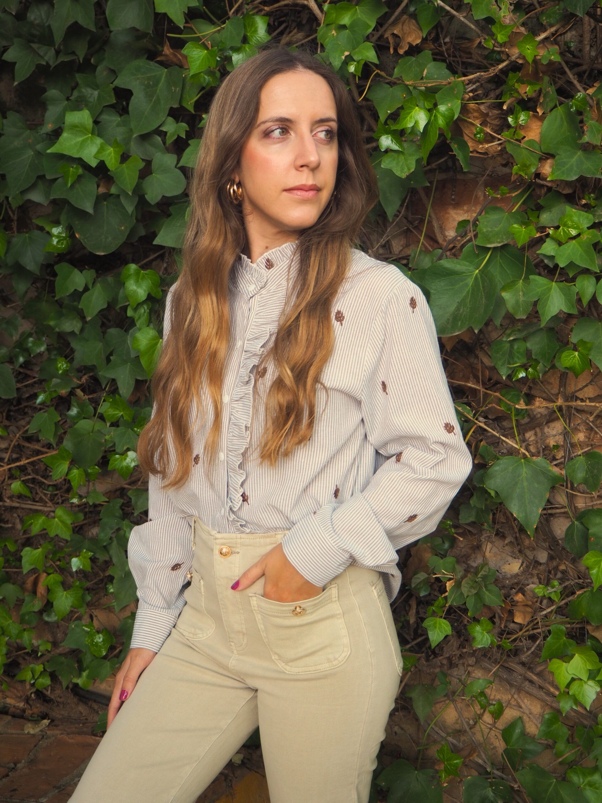 Blusa de rayas con bordado y cuello alzado mujer