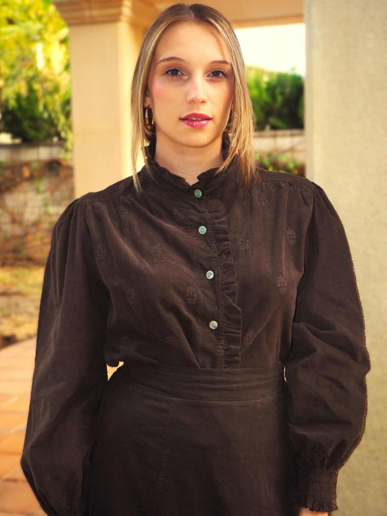 Blusa de micropana 100% algodón bordada y cuello alzado mujer