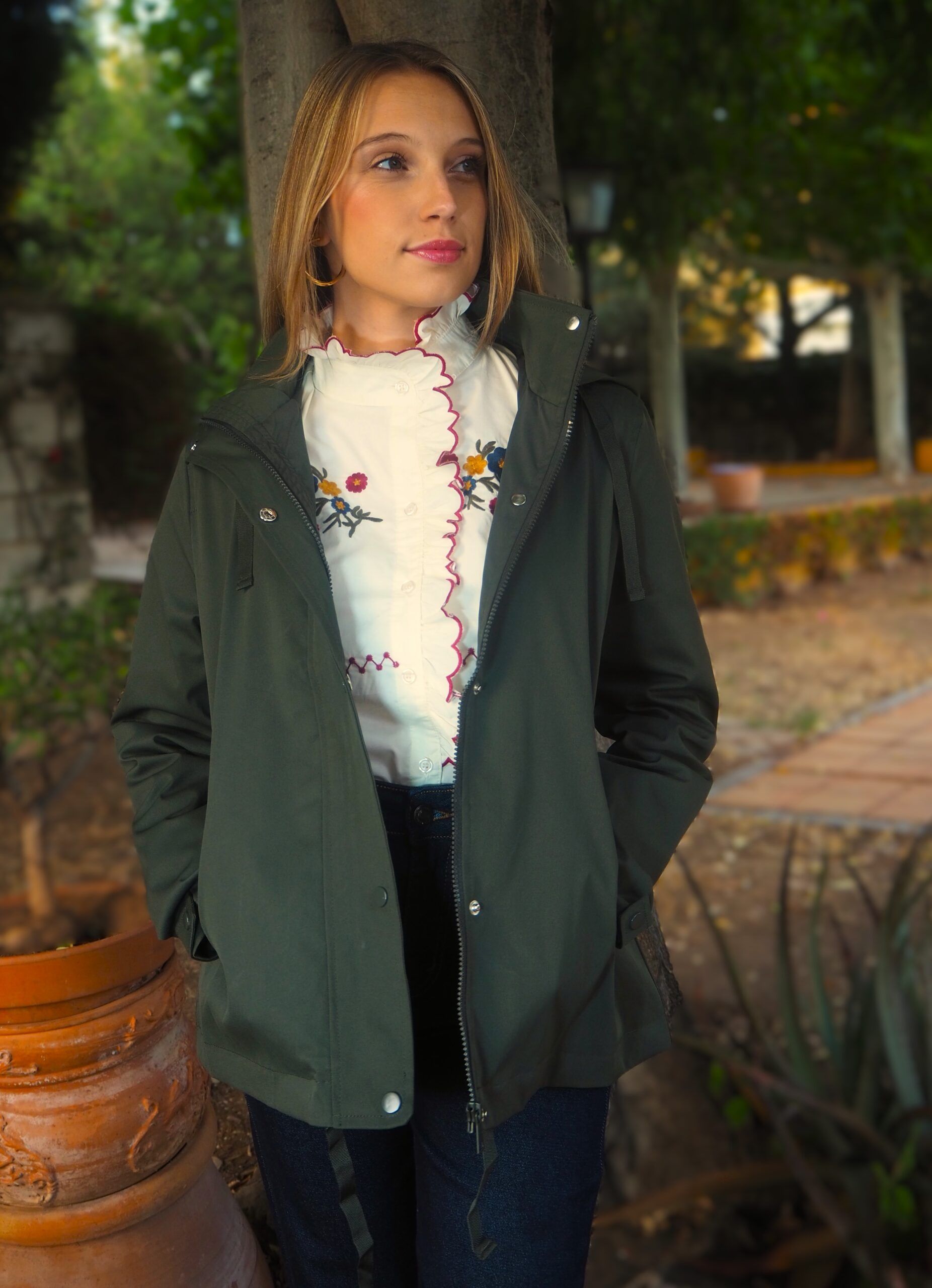 Parka repelente al agua con capucha desmontable verde mujer - Imagen 2