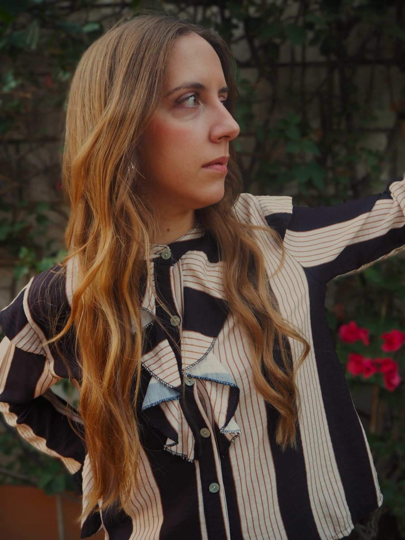 Blusa de rayas con volantes en cascada y manga larga