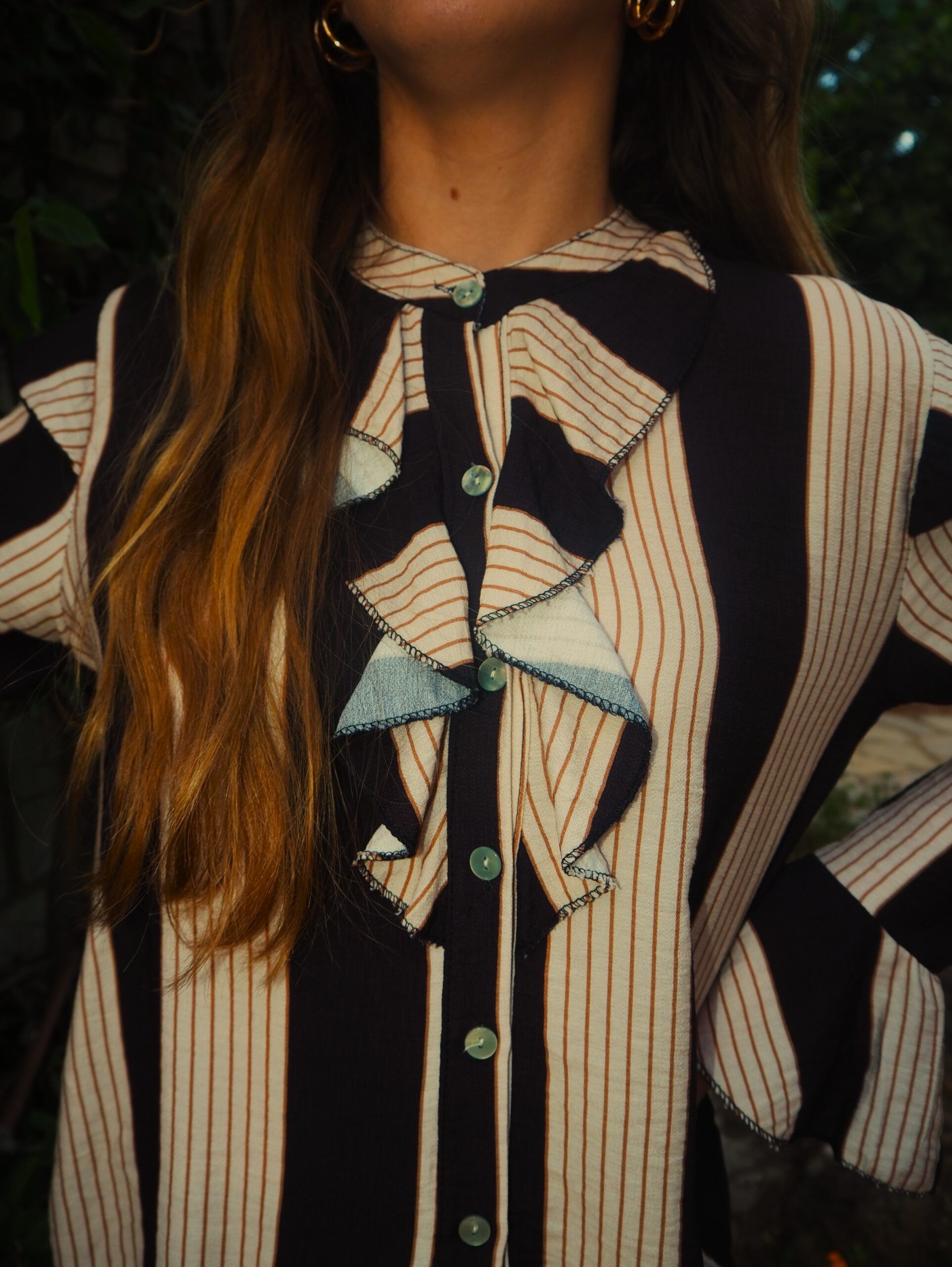 Blusa de rayas con volantes en cascada y manga larga - Imagen 6