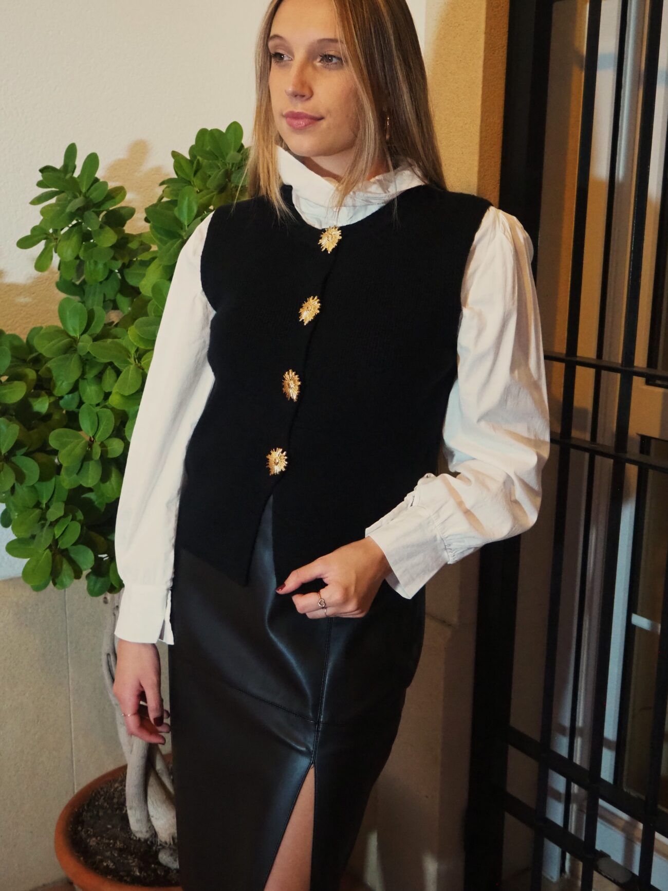 Chaleco de punto negro con botones joya mujer