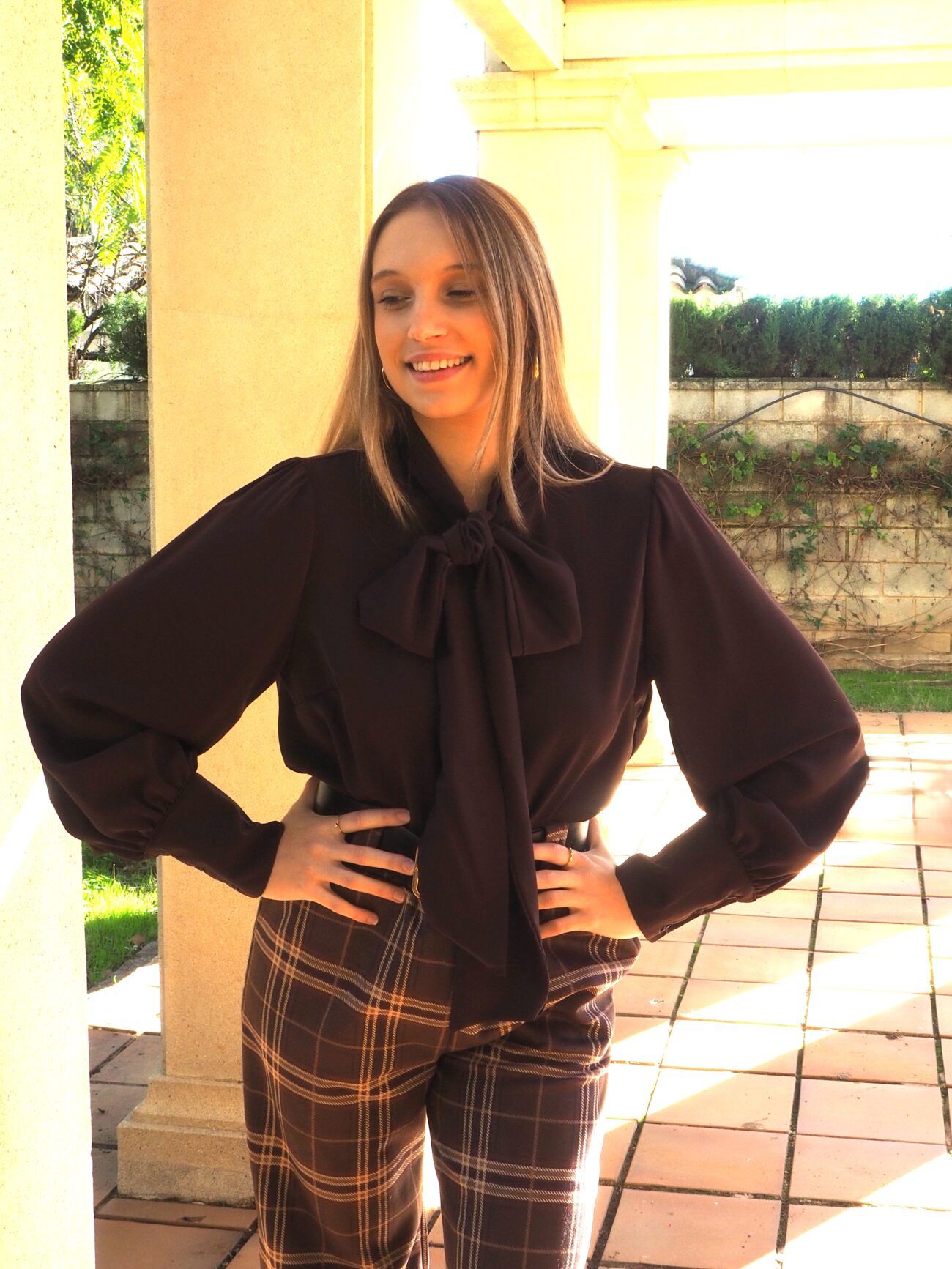 Blusa fluida con lazada cuello y manga abullonada