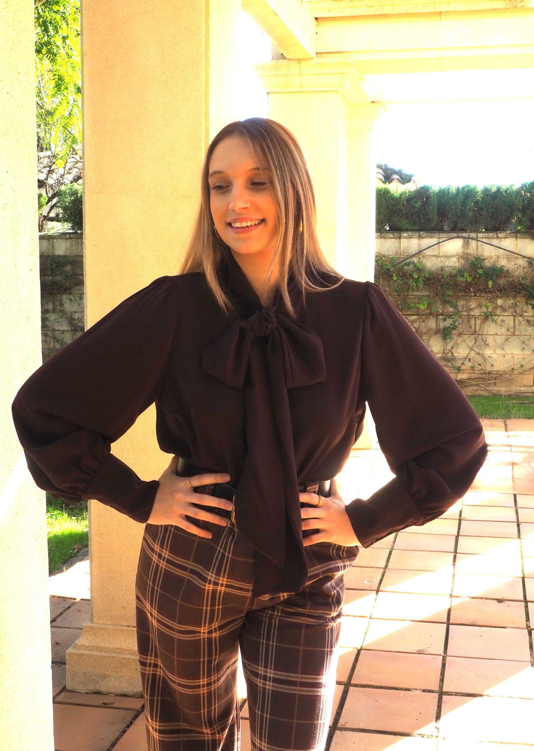 Blusa fluida con lazada cuello y manga abullonada