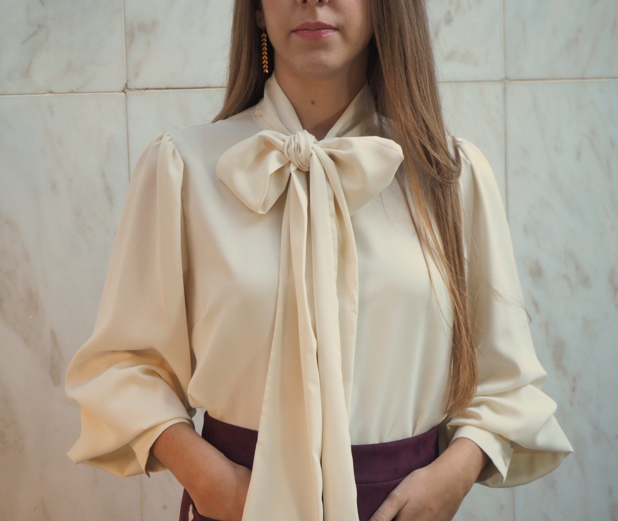 Blusa fluida con lazada cuello y manga abullonada - Imagen 4
