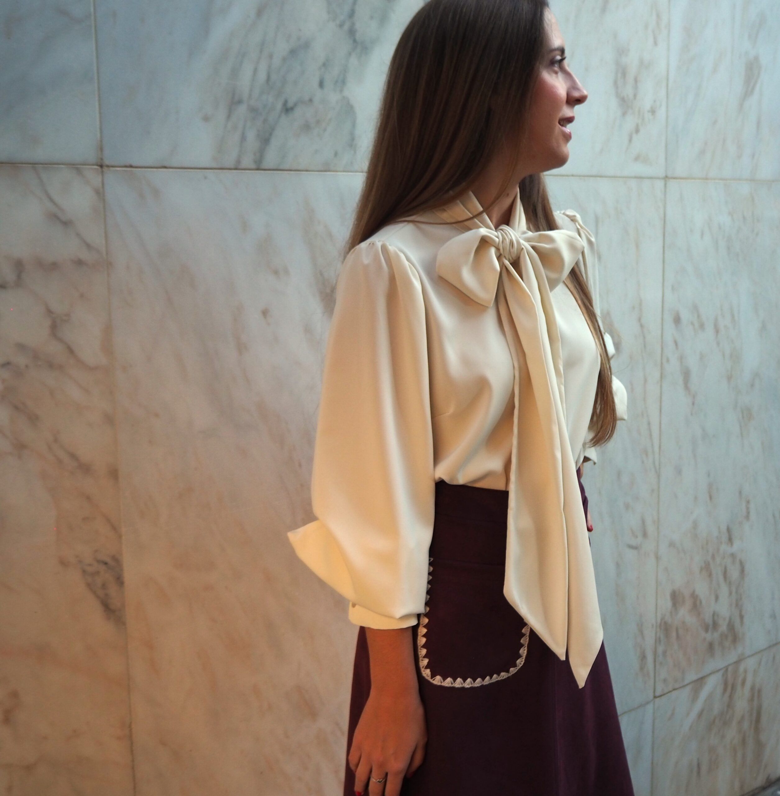 Blusa fluida con lazada cuello y manga abullonada - Imagen 7