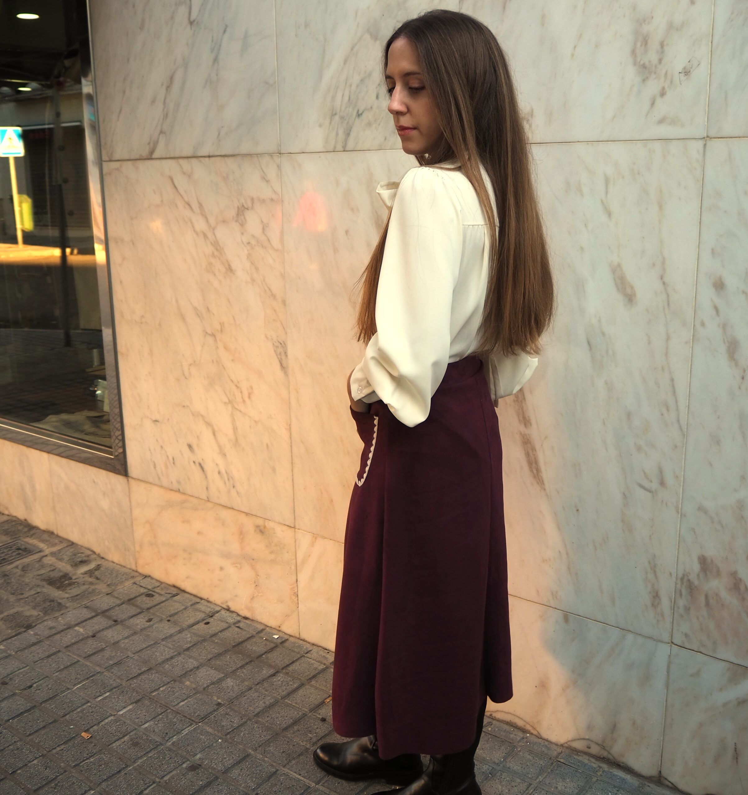 Falda midi antelina con bolsillos granate mujer - Imagen 4