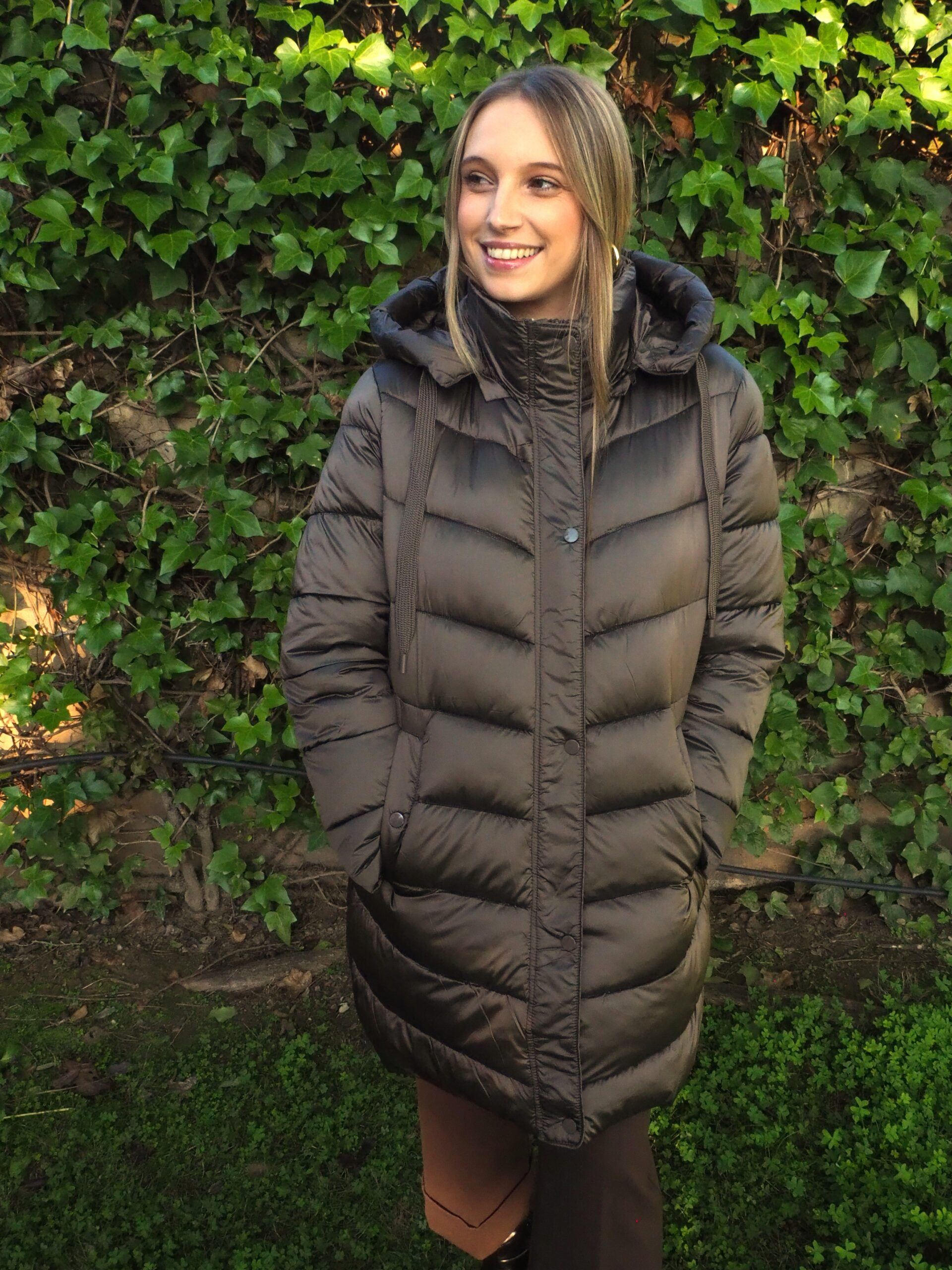 Parka larga acolchada marrón con capucha desmontable mujer - Imagen 5