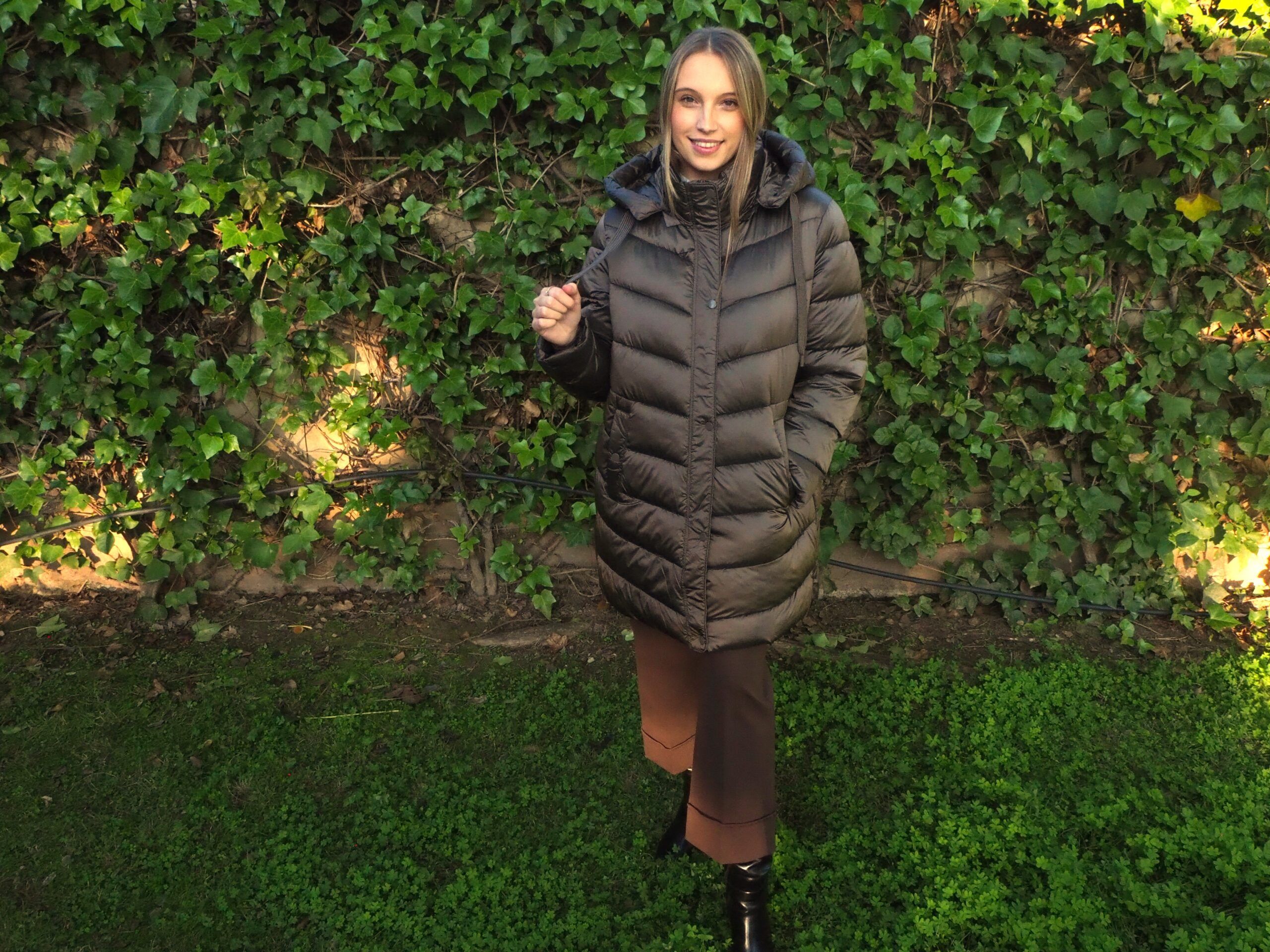 Parka larga acolchada marrón con capucha desmontable mujer - Imagen 6