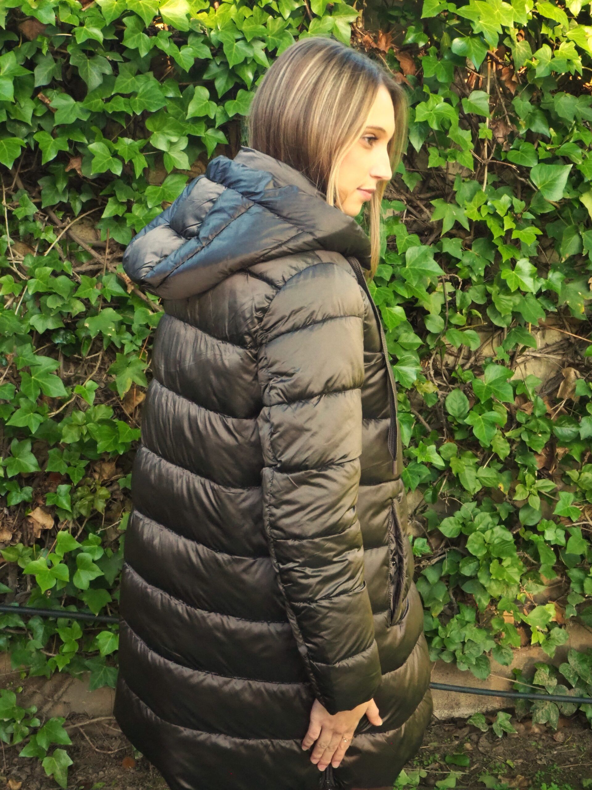Parka larga acolchada marrón con capucha desmontable mujer - Imagen 7