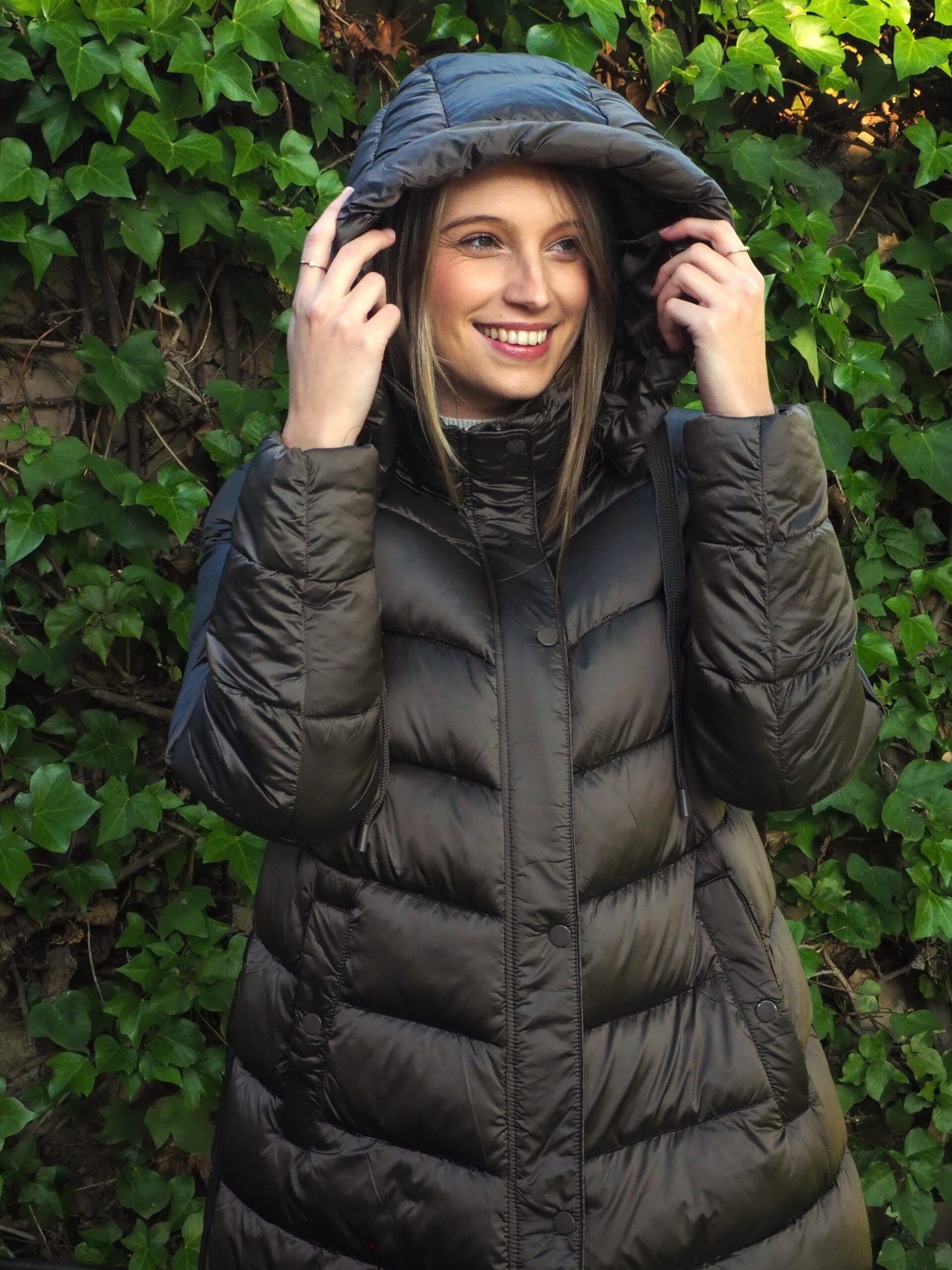 Parka larga acolchada marrón con capucha desmontable mujer - Imagen 2
