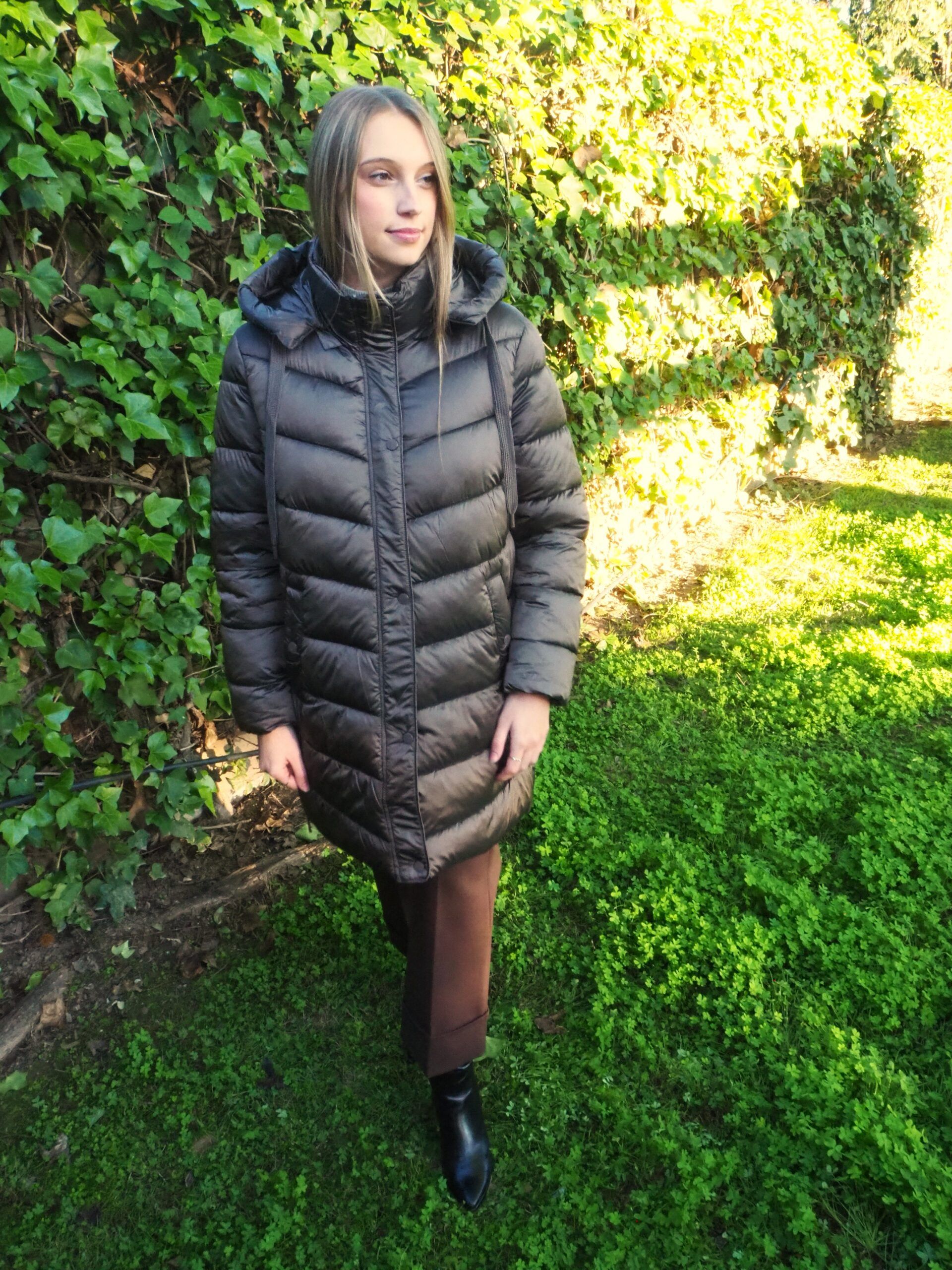 Parka larga acolchada marrón con capucha desmontable mujer - Imagen 3