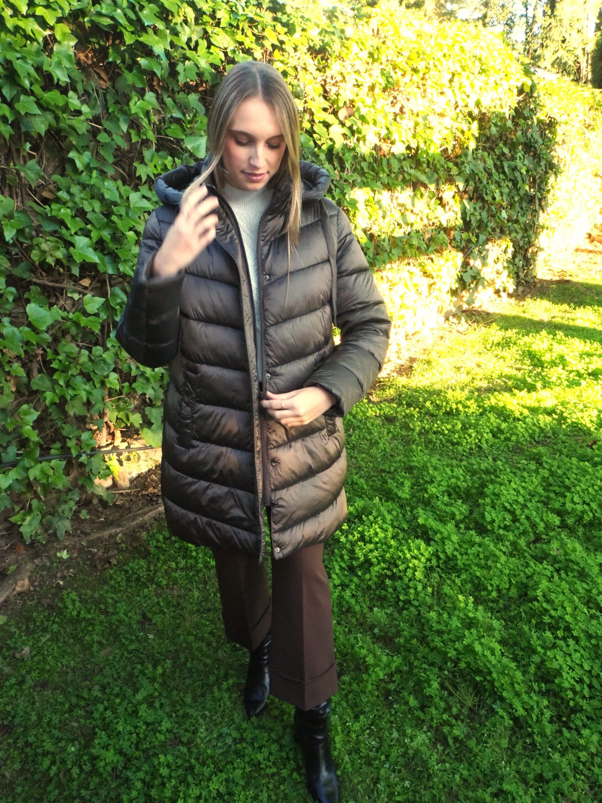 Parka larga acolchada marrón con capucha desmontable mujer - Imagen 8