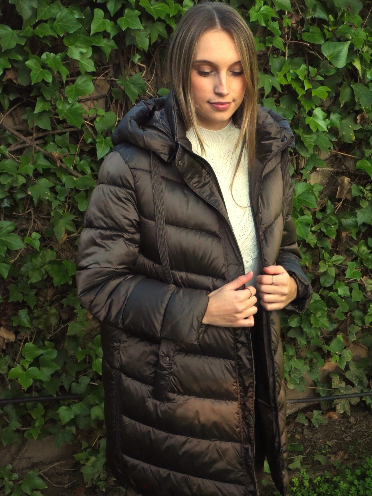 Parka larga acolchada marrón con capucha desmontable mujer