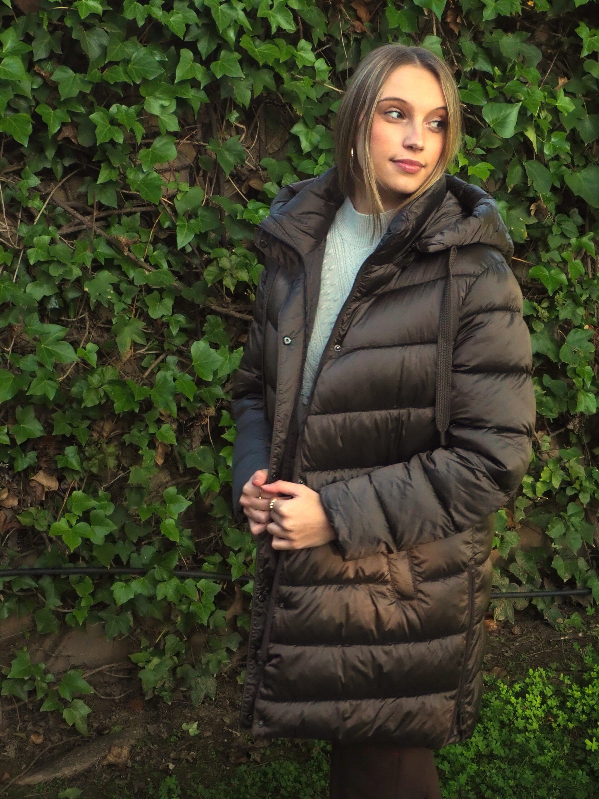 Parka larga acolchada marrón con capucha desmontable mujer - Imagen 4