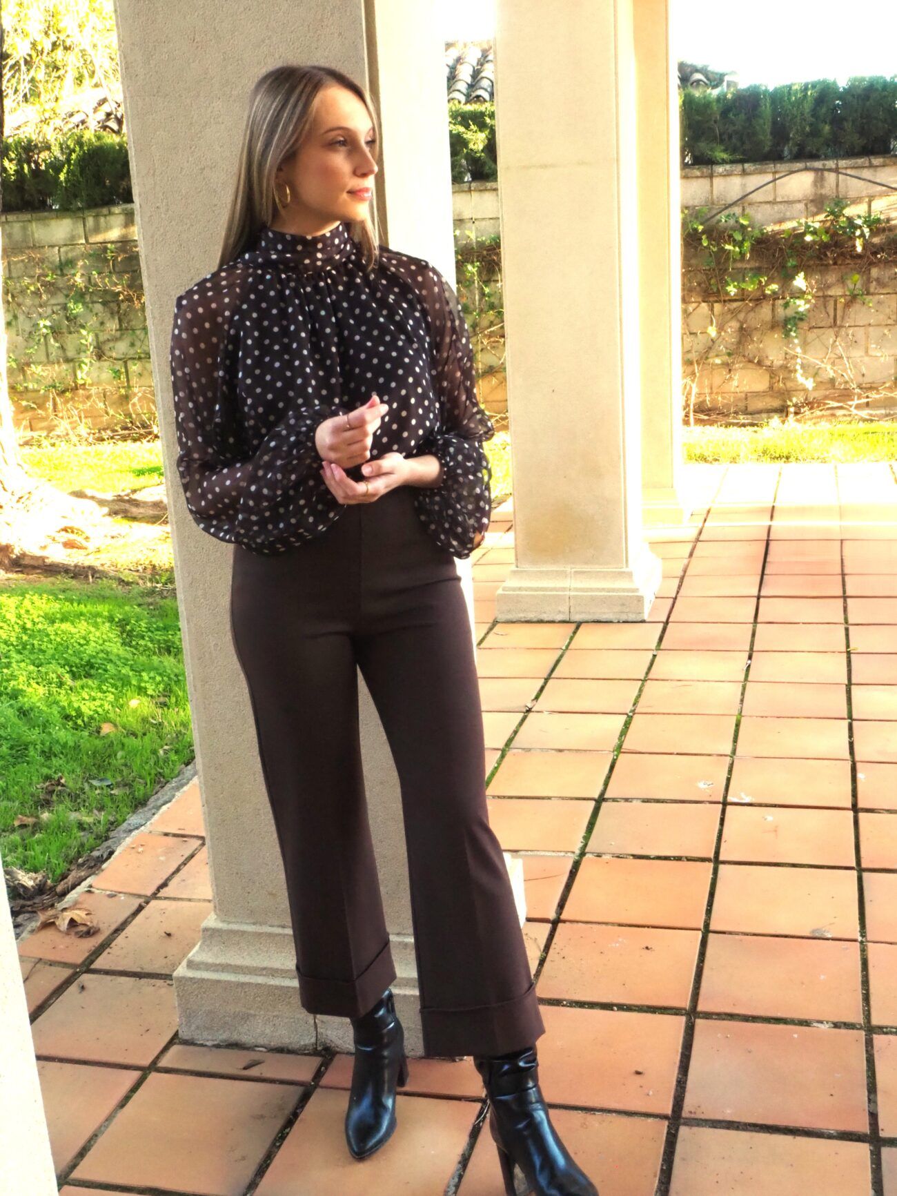 Pantalón de punto marrón tobillero de tiro alto mujer