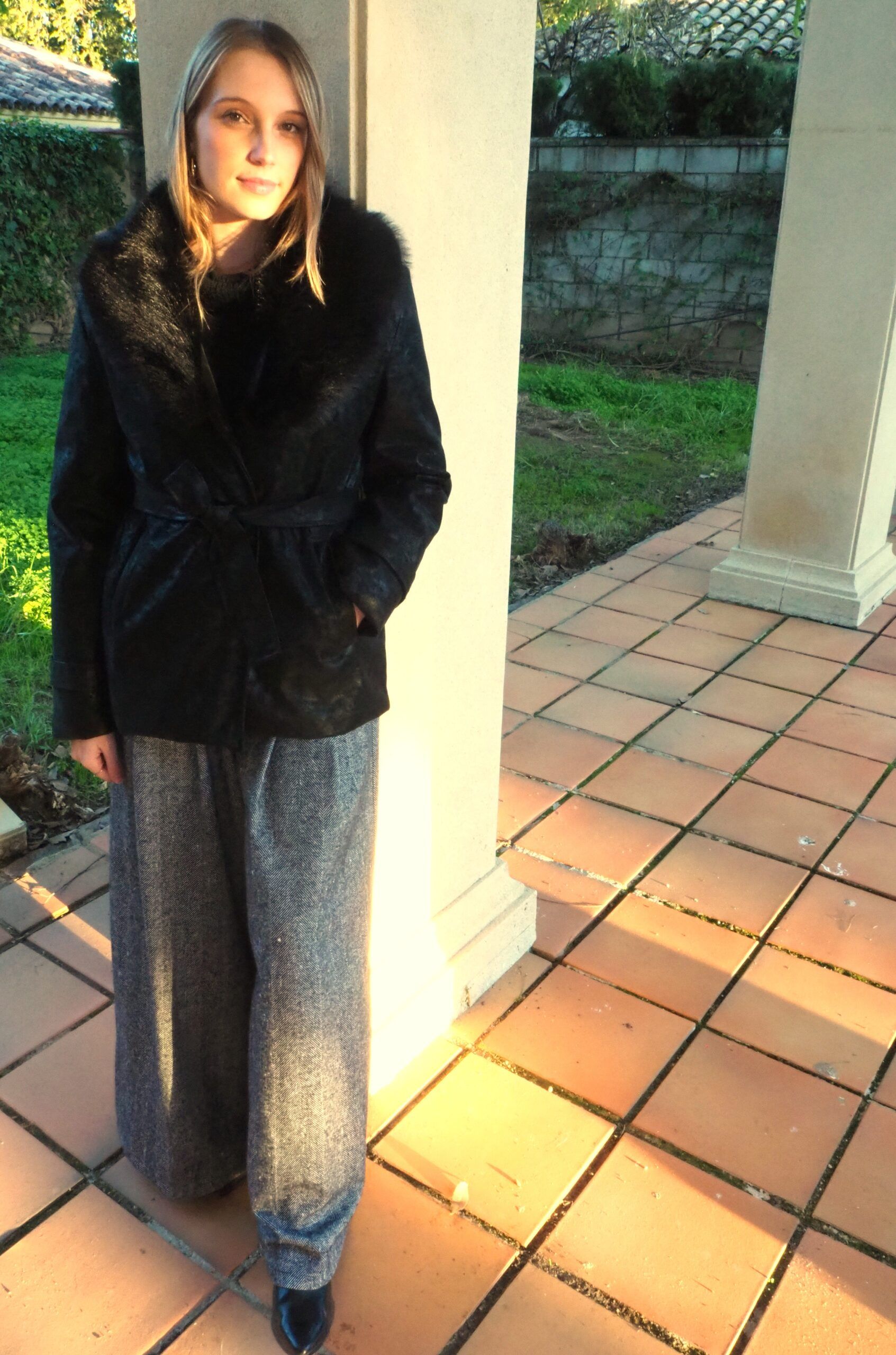 Chaqueta encerada acolchada cuello pelo y cinturón negro mujer - Imagen 6