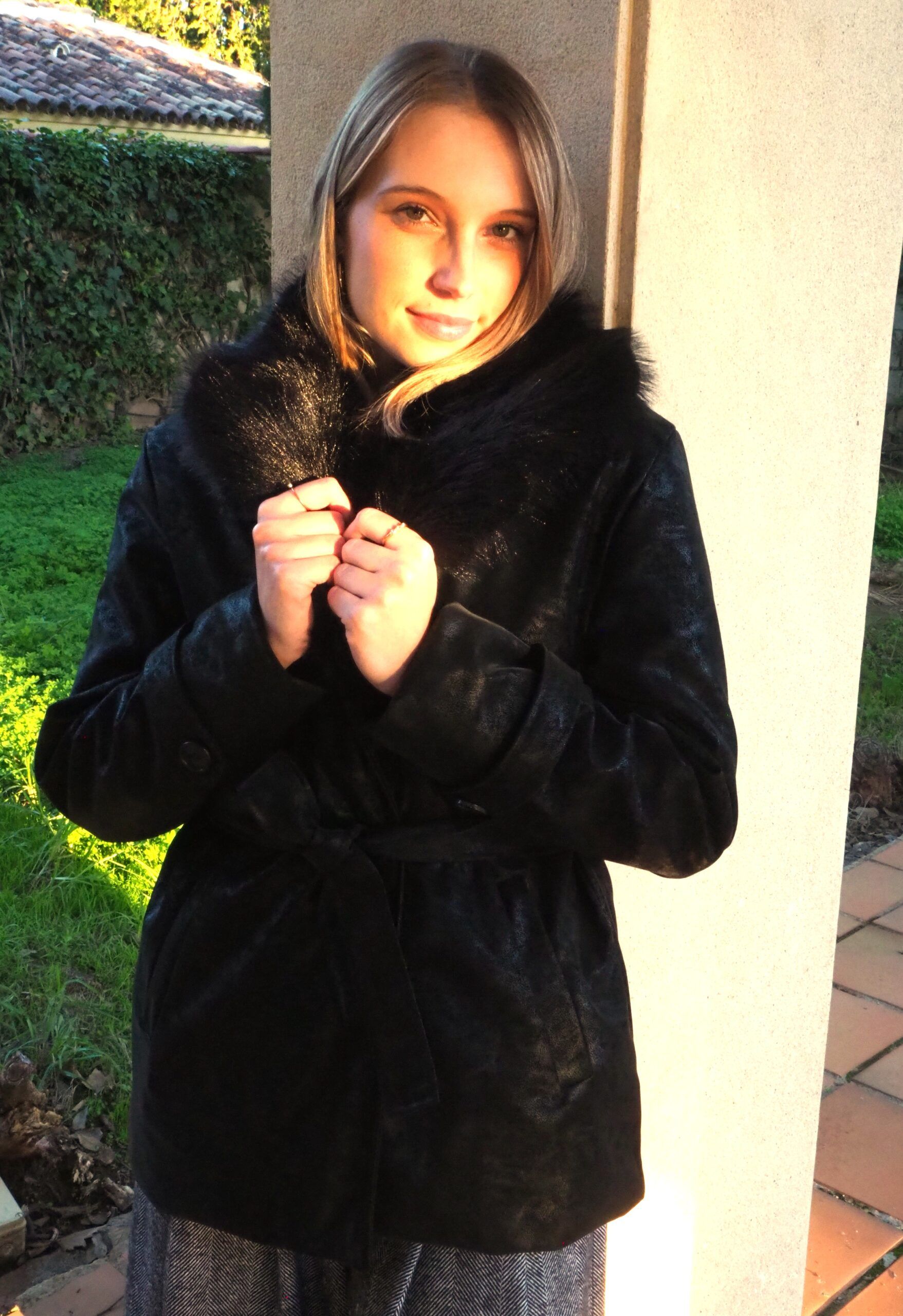 Chaqueta encerada acolchada cuello pelo y cinturón negro mujer - Imagen 9
