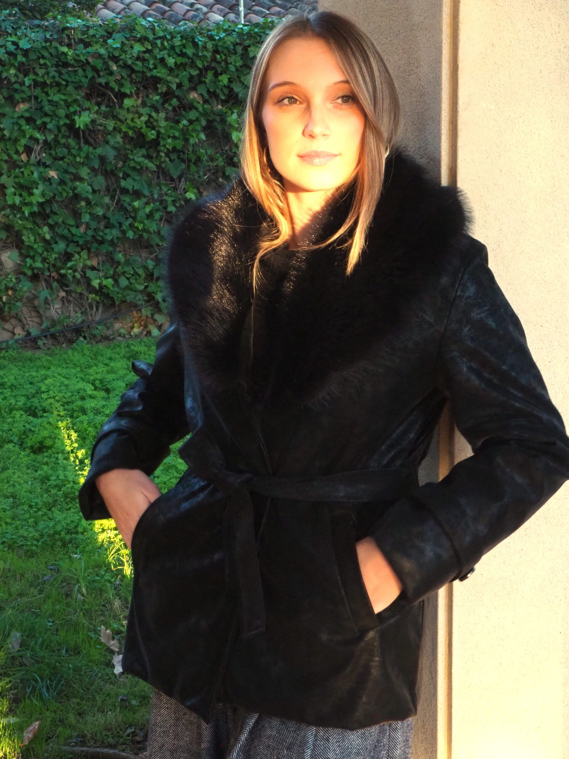 Chaqueta encerada acolchada cuello pelo y cinturón negro mujer
