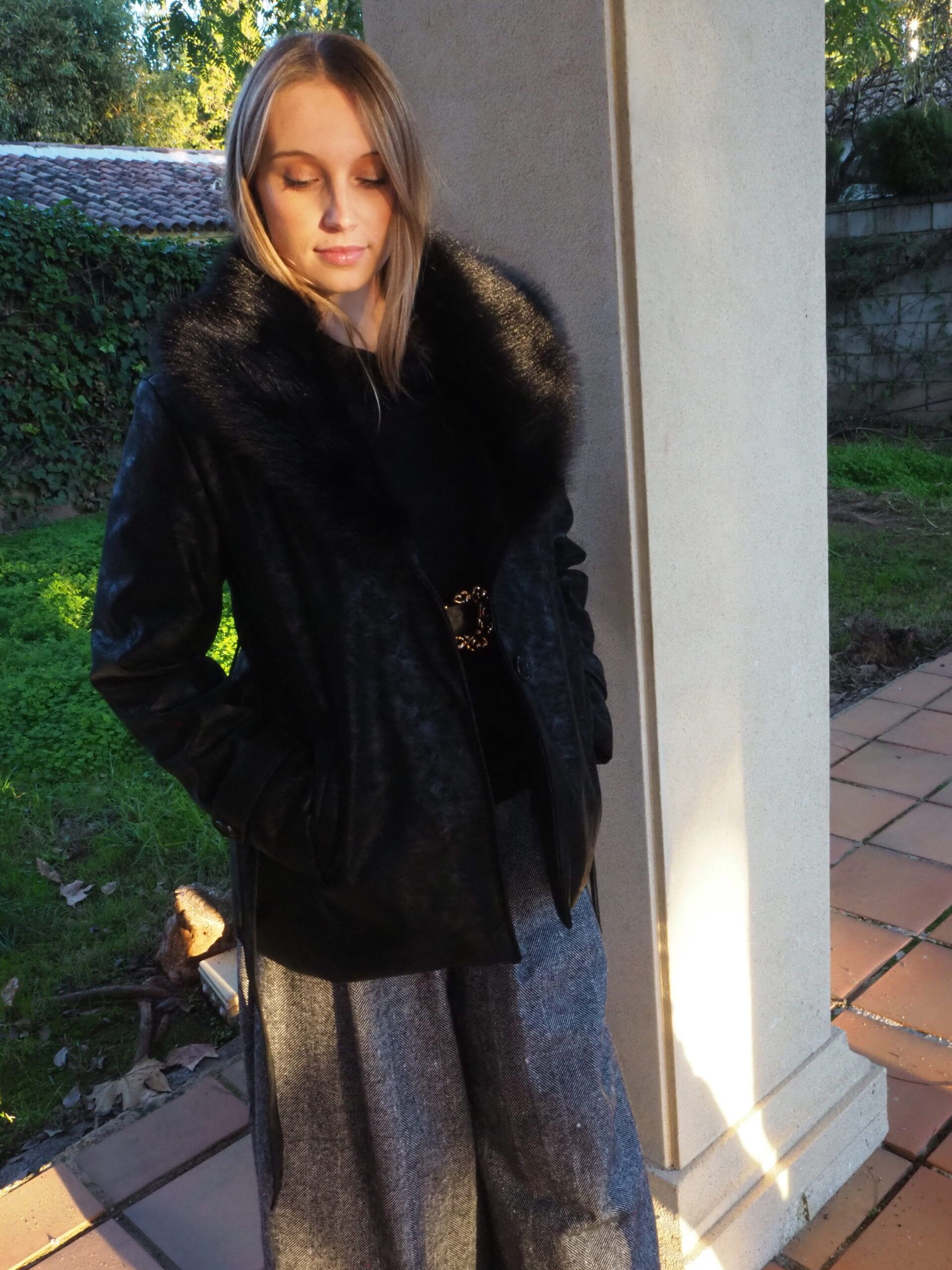 Chaqueta encerada acolchada cuello pelo y cinturón negro mujer - Imagen 2