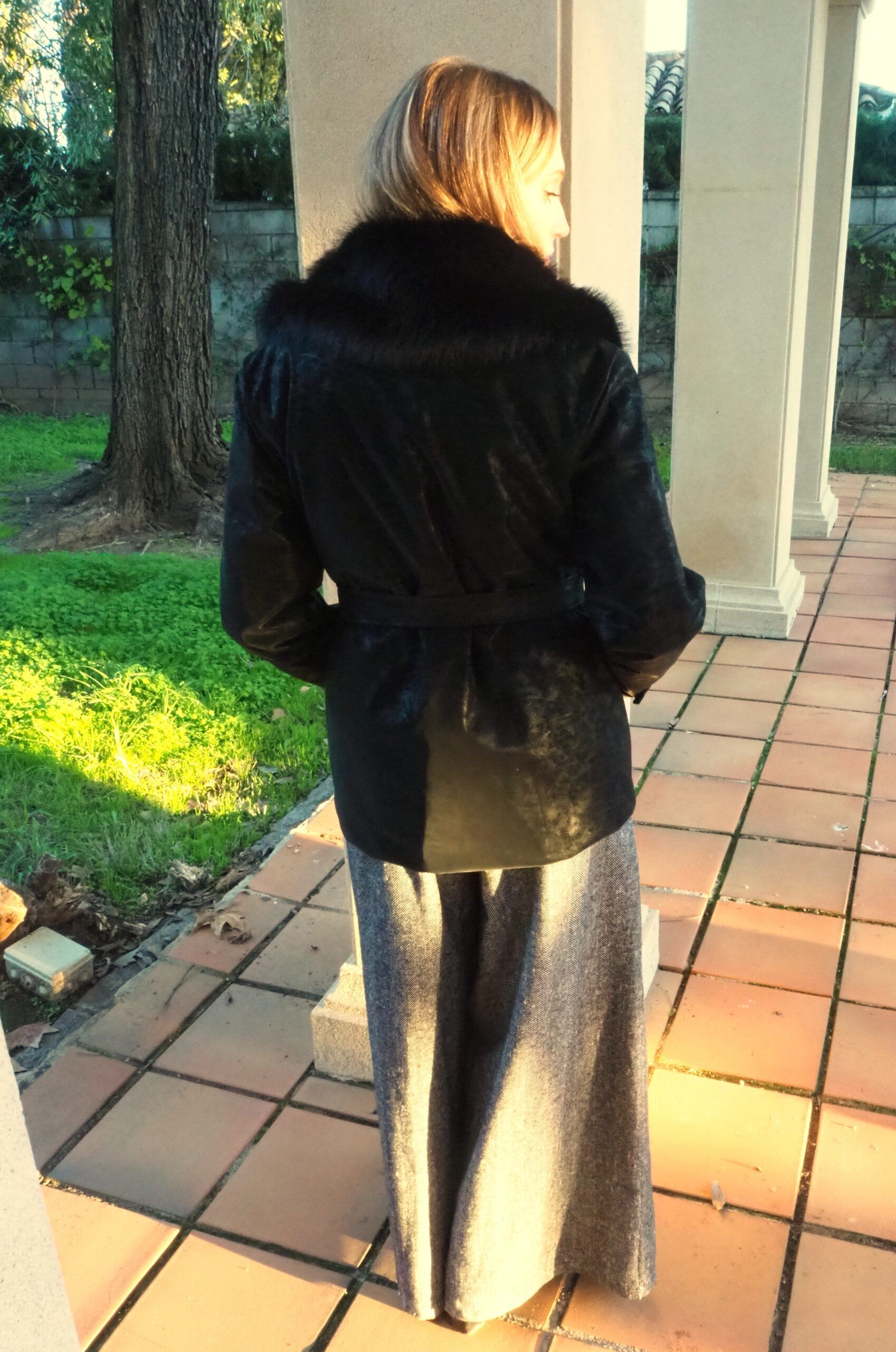Chaqueta encerada acolchada cuello pelo y cinturón negro mujer - Imagen 3