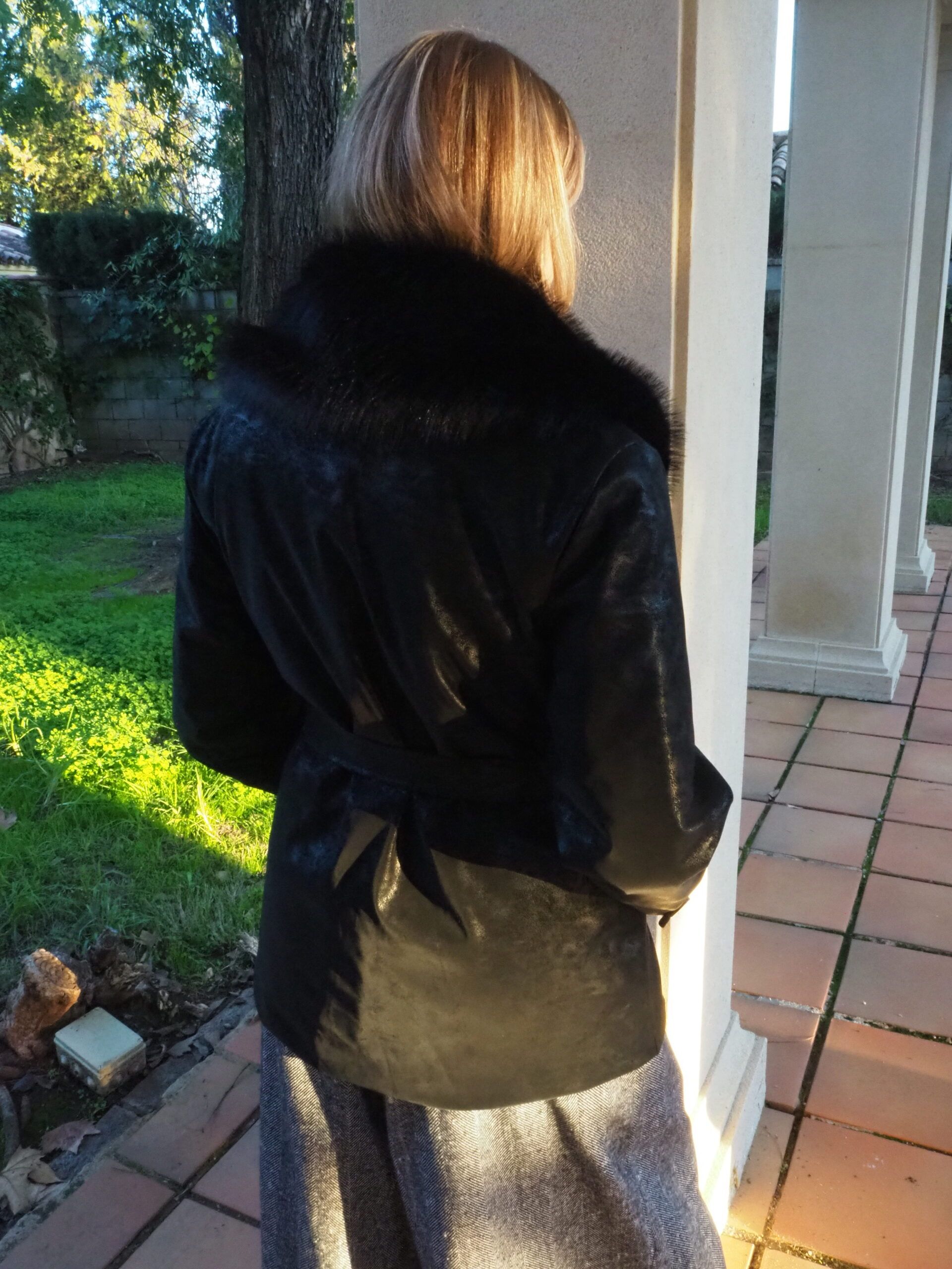 Chaqueta encerada acolchada cuello pelo y cinturón negro mujer - Imagen 4