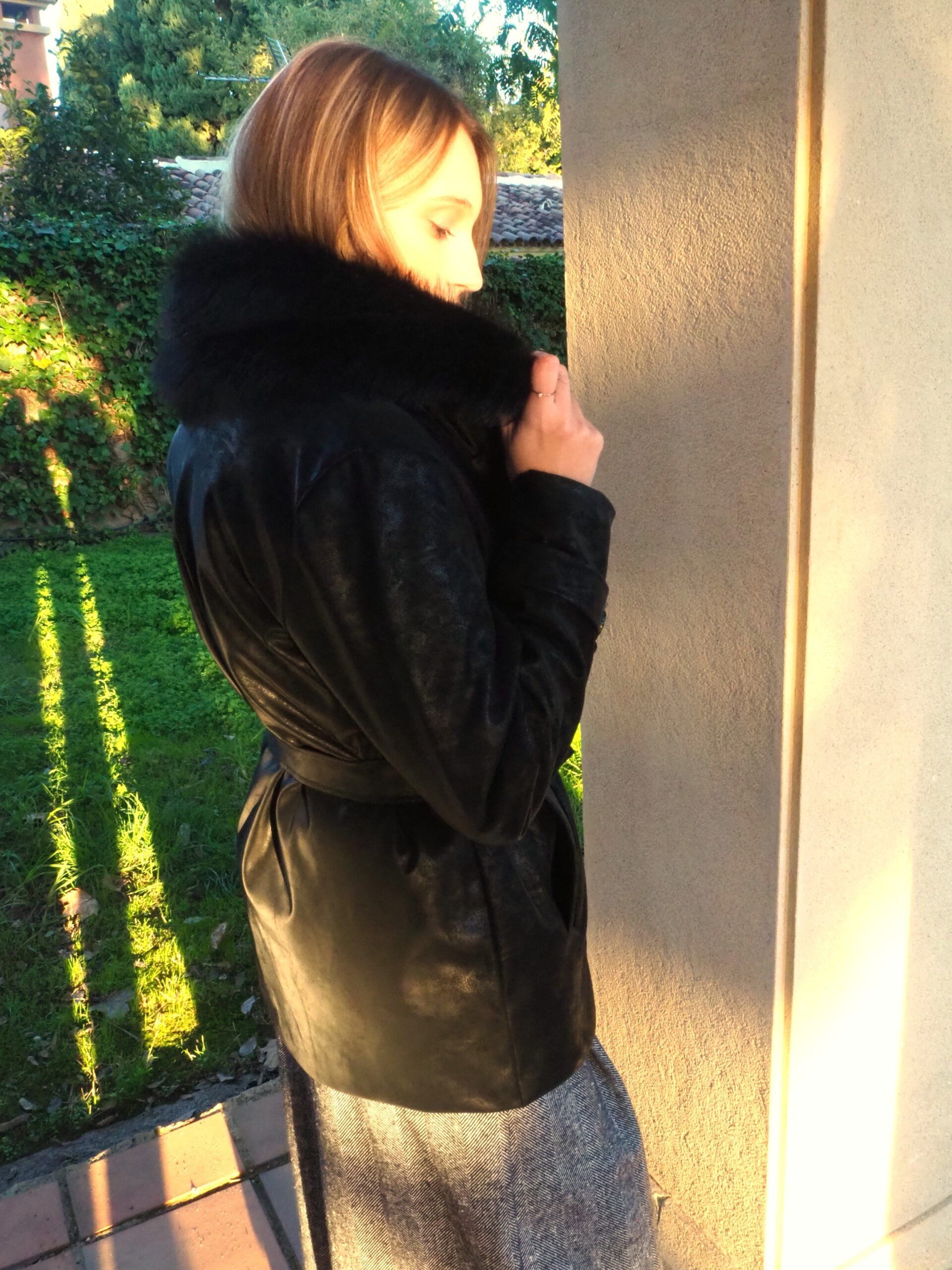 Chaqueta encerada acolchada cuello pelo y cinturón negro mujer - Imagen 5