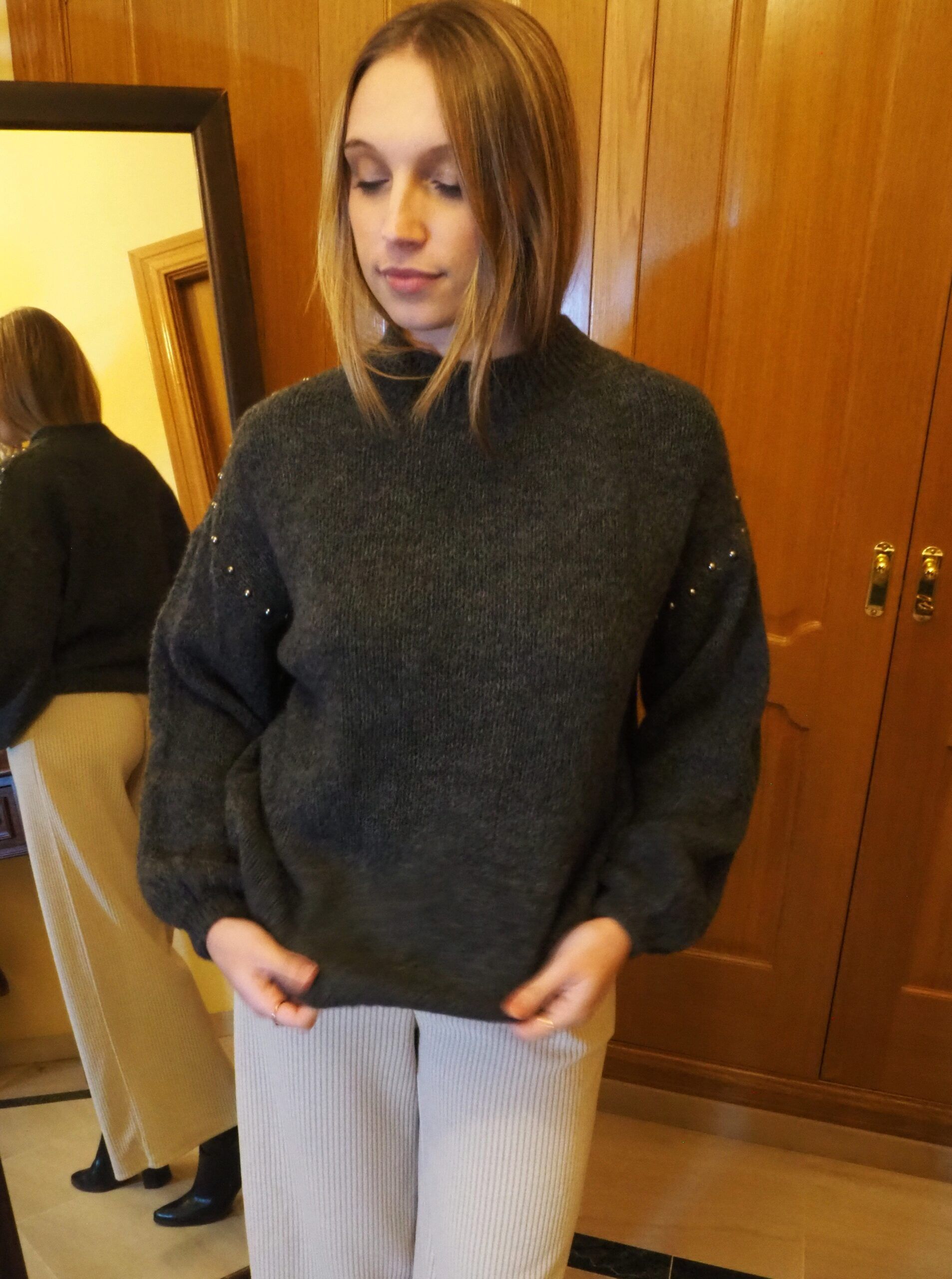 Jersey de punto gordito con tachuelas mujer