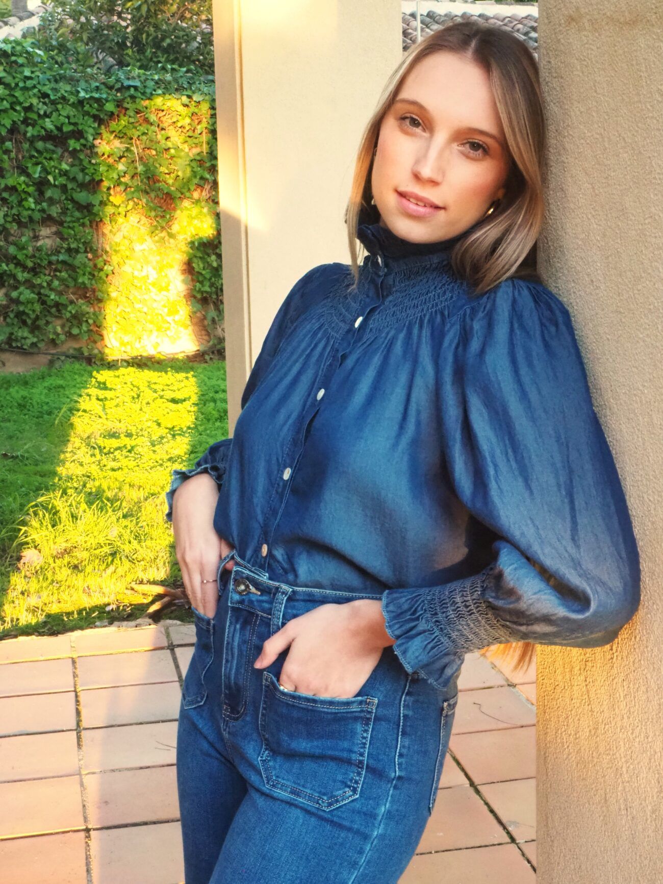 Blusa vaquera cuello alzado y manga abullonada mujer