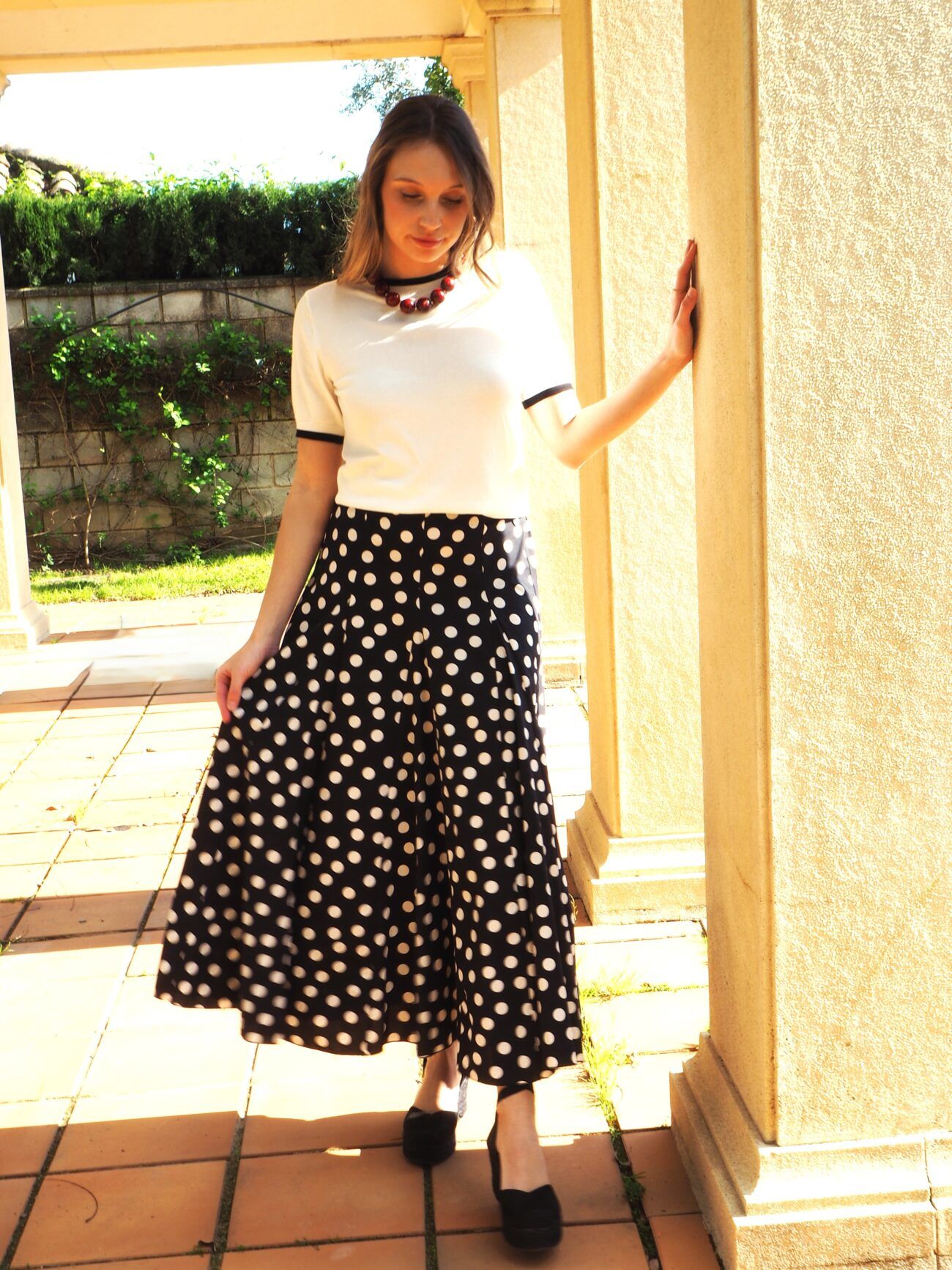 Falda midi negra de lunares con vuelo mujer