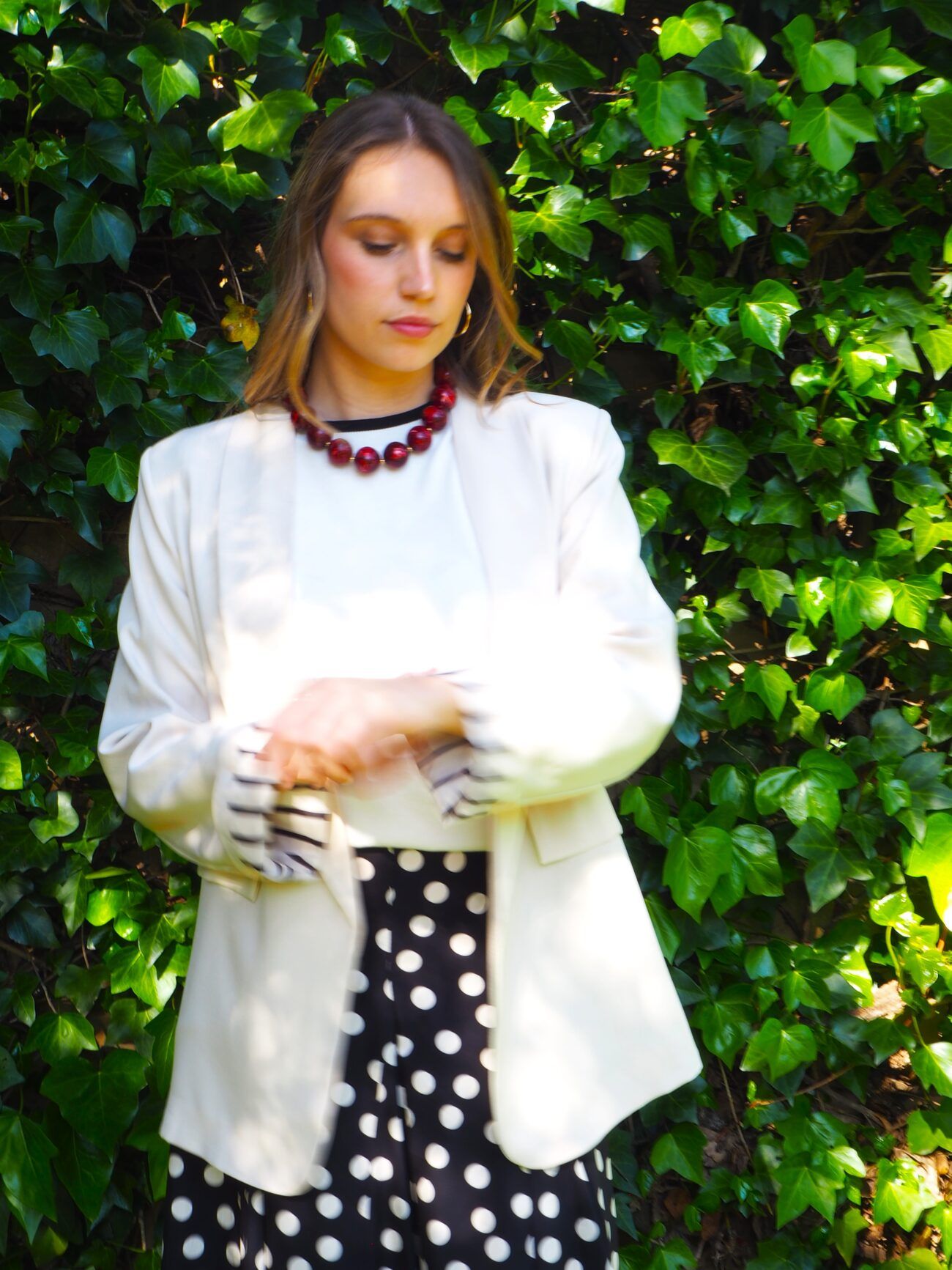 Collar de perlas grandes nacaradas con broche marinero dorado